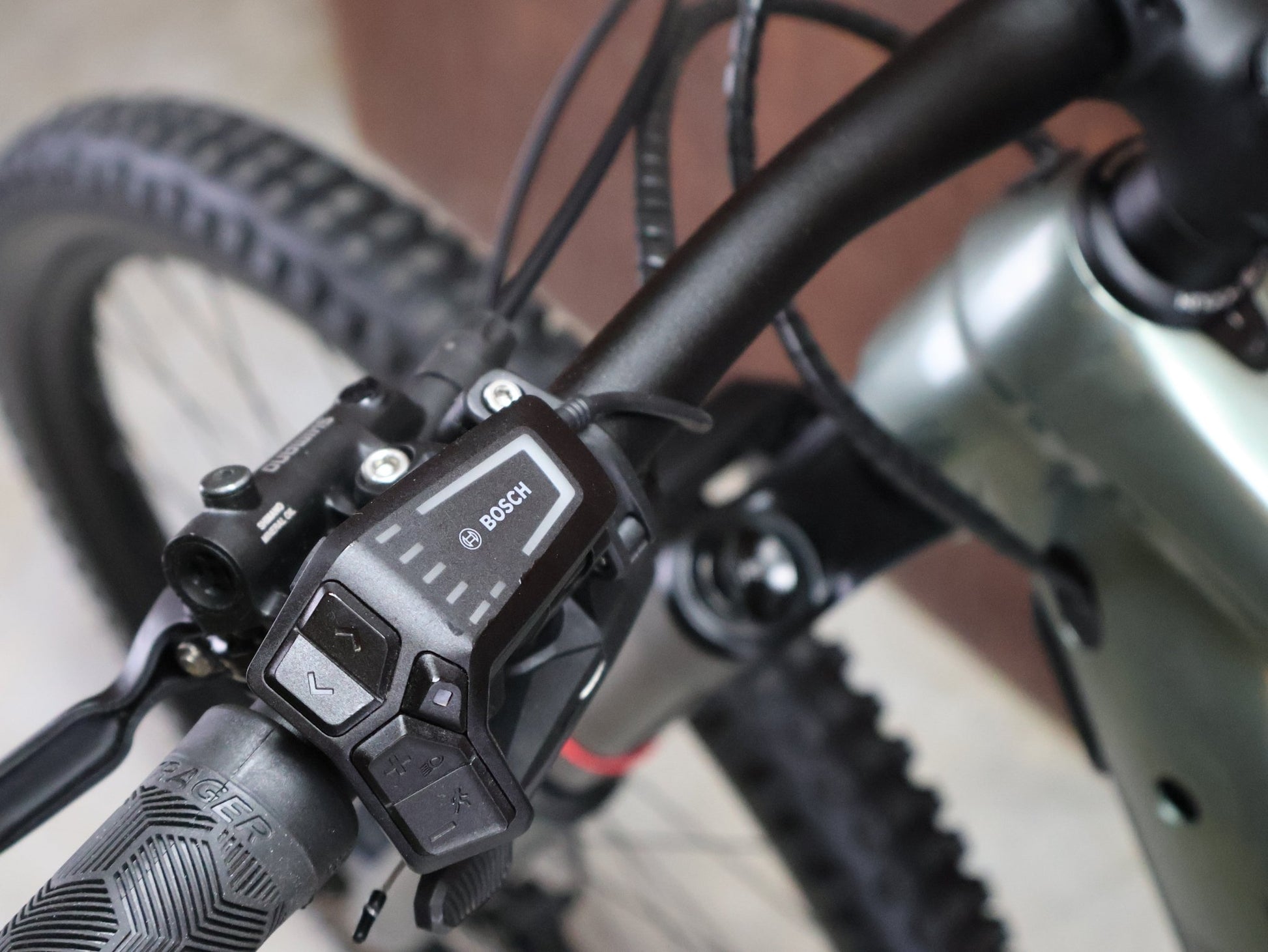 E - Mountainbike von Trek, TREK RAIL 7 DEORE/XT GEN 3 / LICHEN GREEN / L vor USEDBIKES - OB.DE Hintergrund