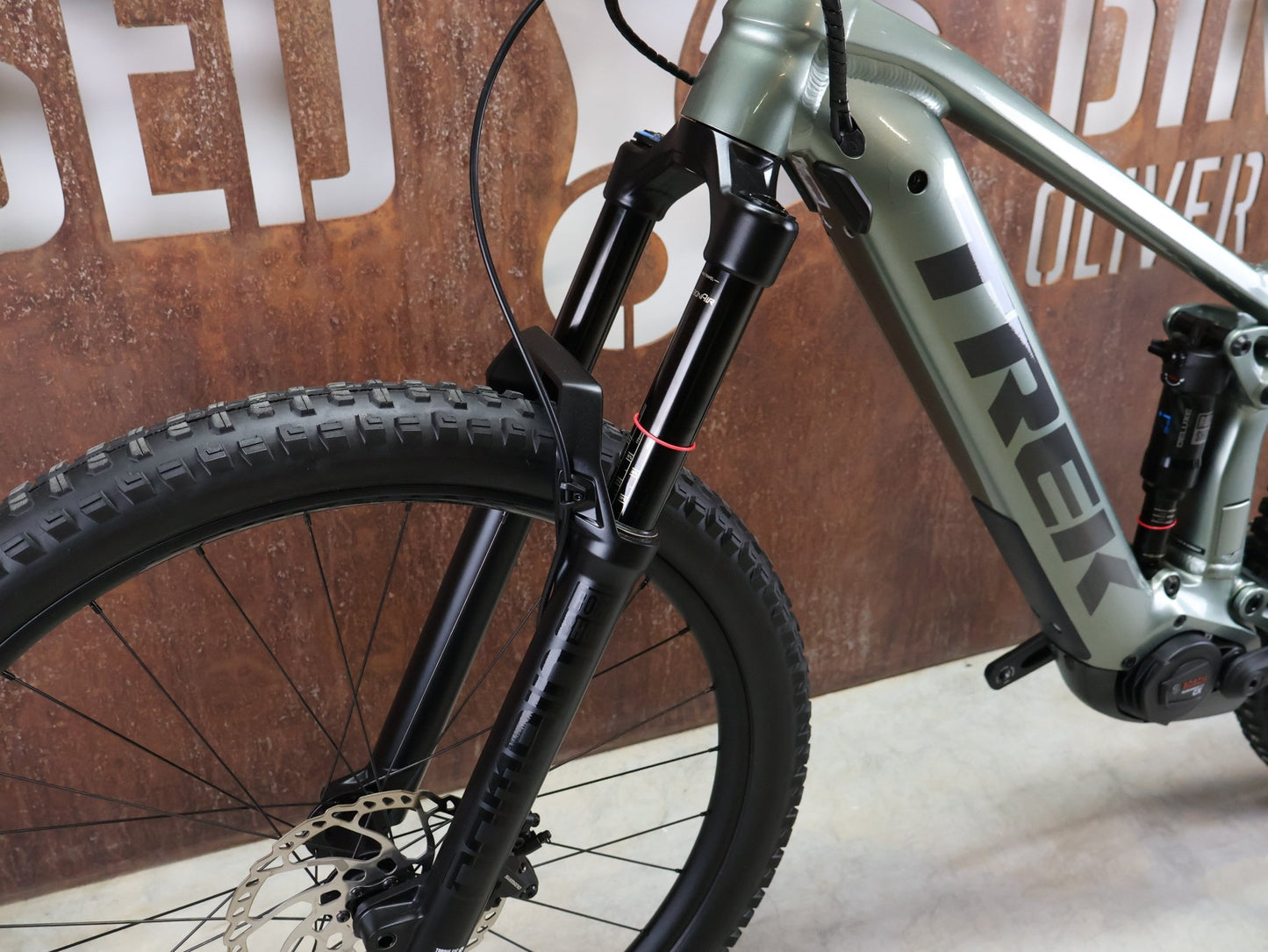 E - Mountainbike von Trek, TREK RAIL 7 DEORE/XT GEN 3 / LICHEN GREEN / L vor USEDBIKES - OB.DE Hintergrund