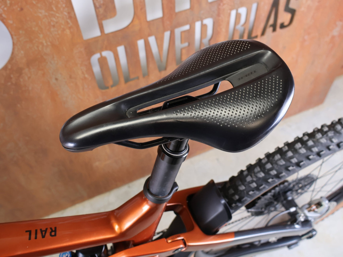 E - Mountainbike von Trek, TREK RAIL+ 9.8 GX AXS T - TYPE GEN 5 / PENNYFLAKE / L vor USEDBIKES - OB.DE Hintergrund