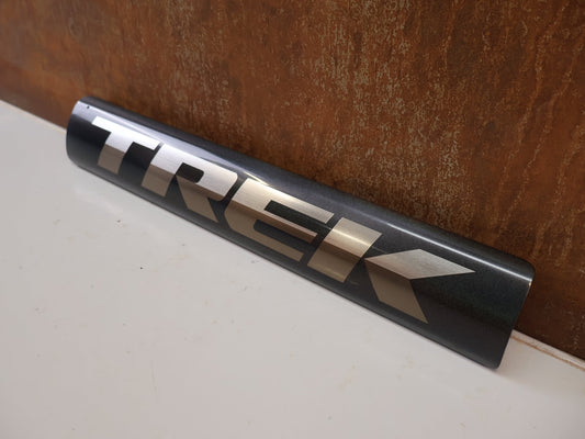 Zubehör von Trek, TREK RAIL CARBON AKKU-COVER 750WH / BOSCH SMART SYSTEM BATTERY SHIELD vor USEDBIKES-OB.DE Hintergrund