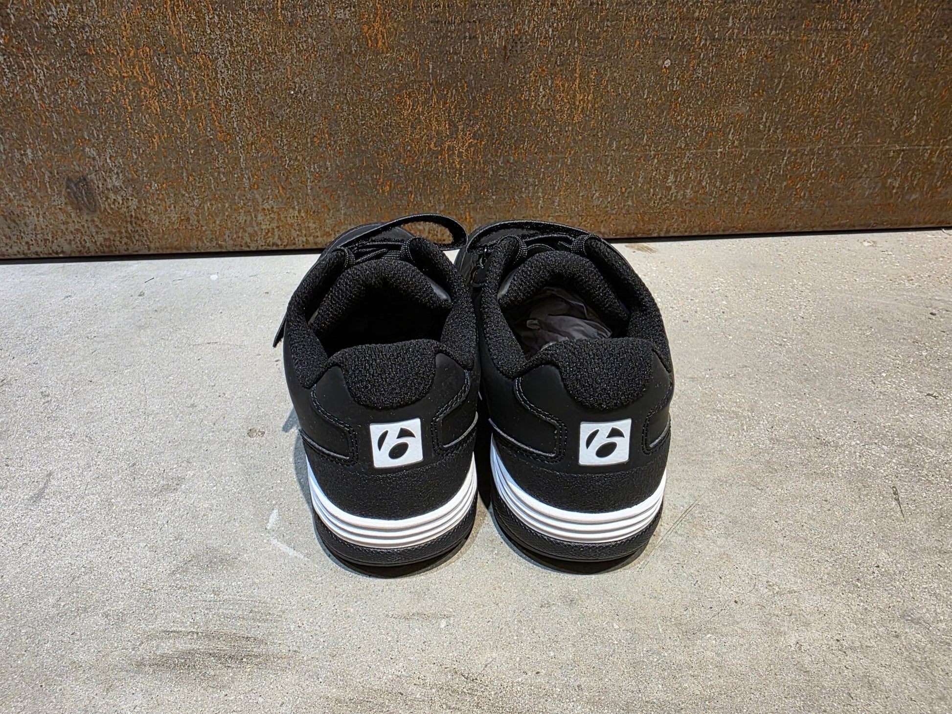 MTB - Herrenschuhe von Trek, TREK RALLY MOUNTAINBIKESCHUH / BLACK vor USEDBIKES - OB.DE Hintergrund