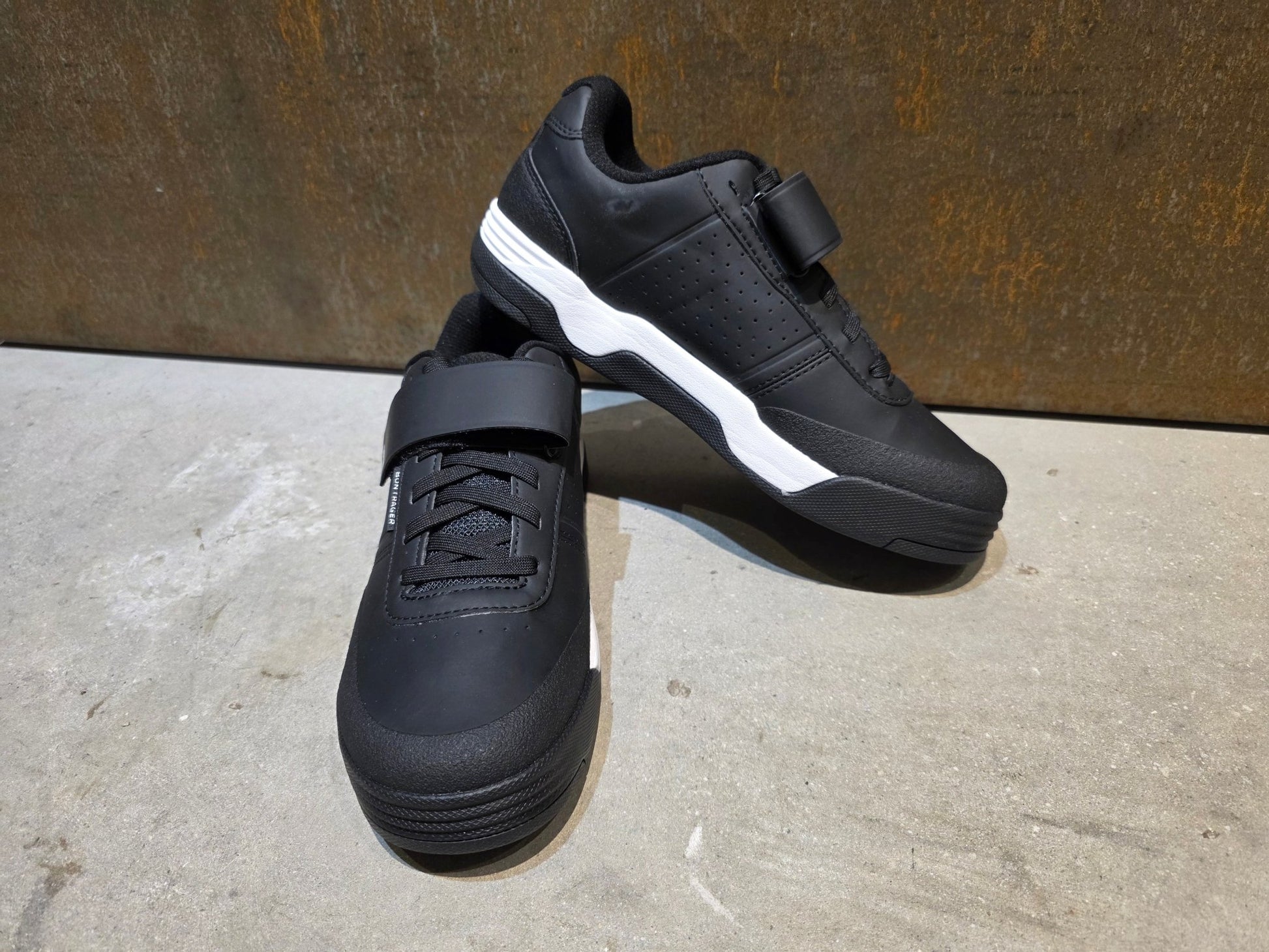 MTB - Herrenschuhe von Trek, TREK RALLY MOUNTAINBIKESCHUH / BLACK vor USEDBIKES - OB.DE Hintergrund