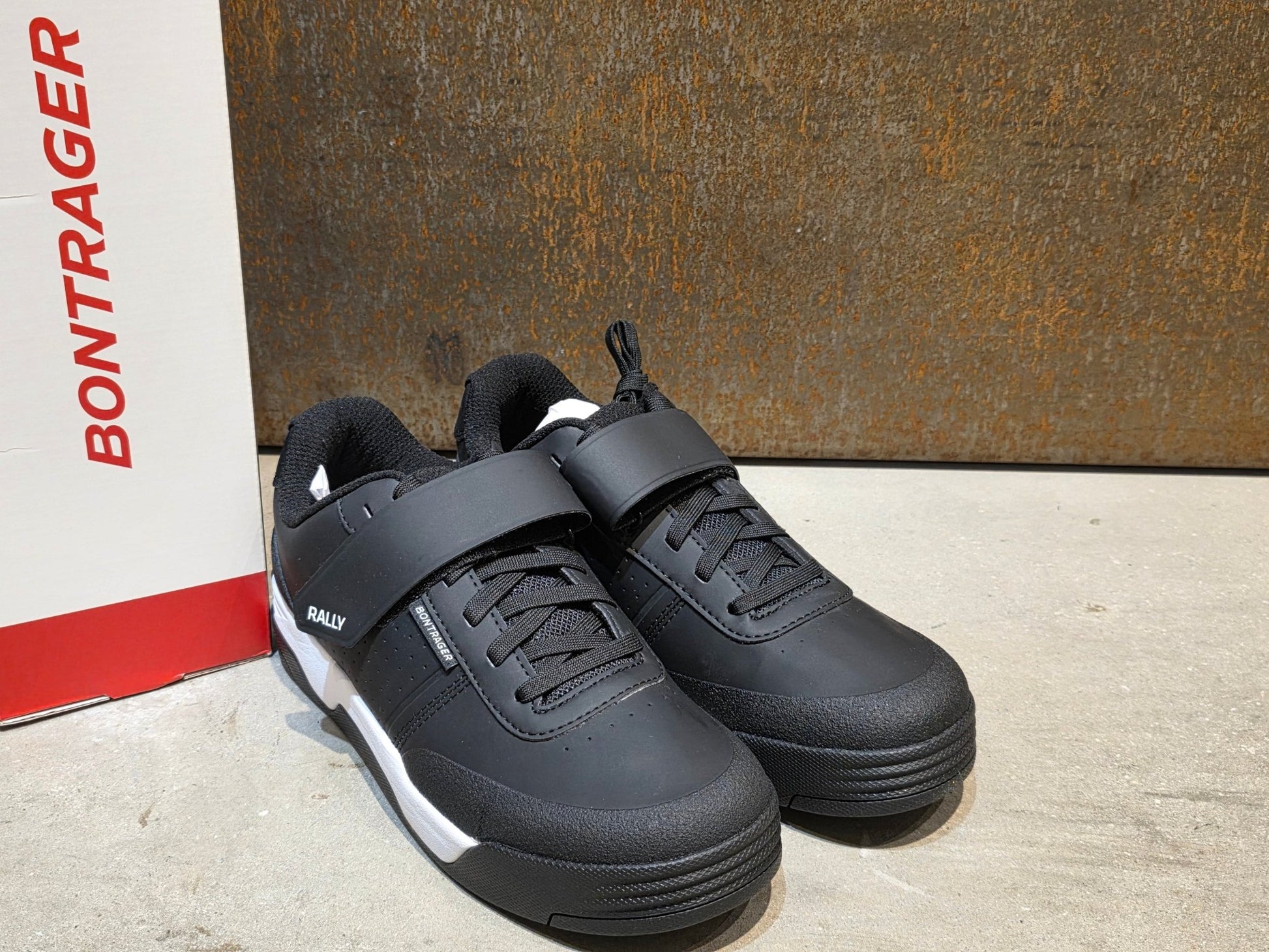 MTB - Herrenschuhe von Trek, TREK RALLY MOUNTAINBIKESCHUH / BLACK vor USEDBIKES - OB.DE Hintergrund