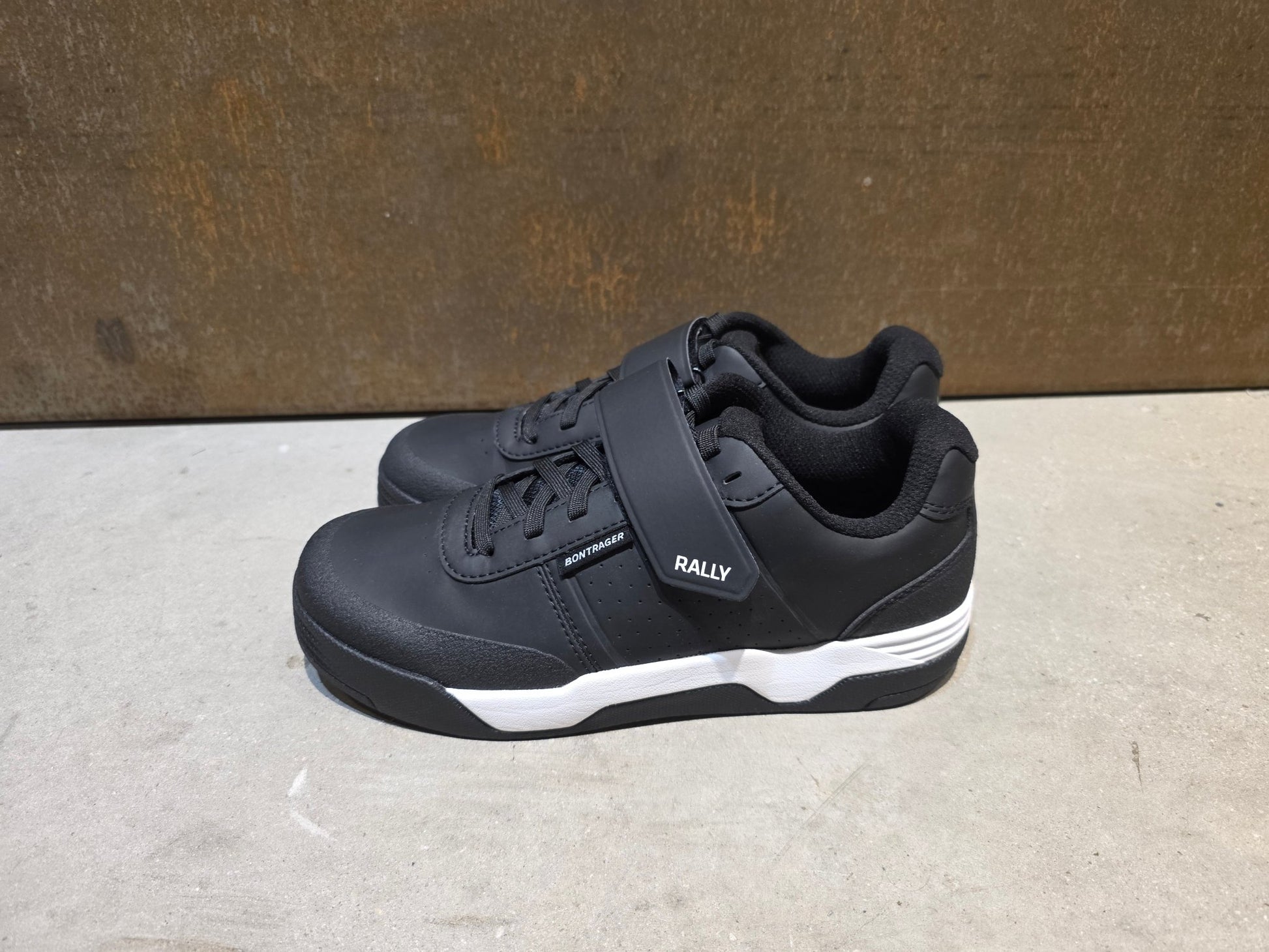 MTB - Herrenschuhe von Trek, TREK RALLY MOUNTAINBIKESCHUH / BLACK vor USEDBIKES - OB.DE Hintergrund