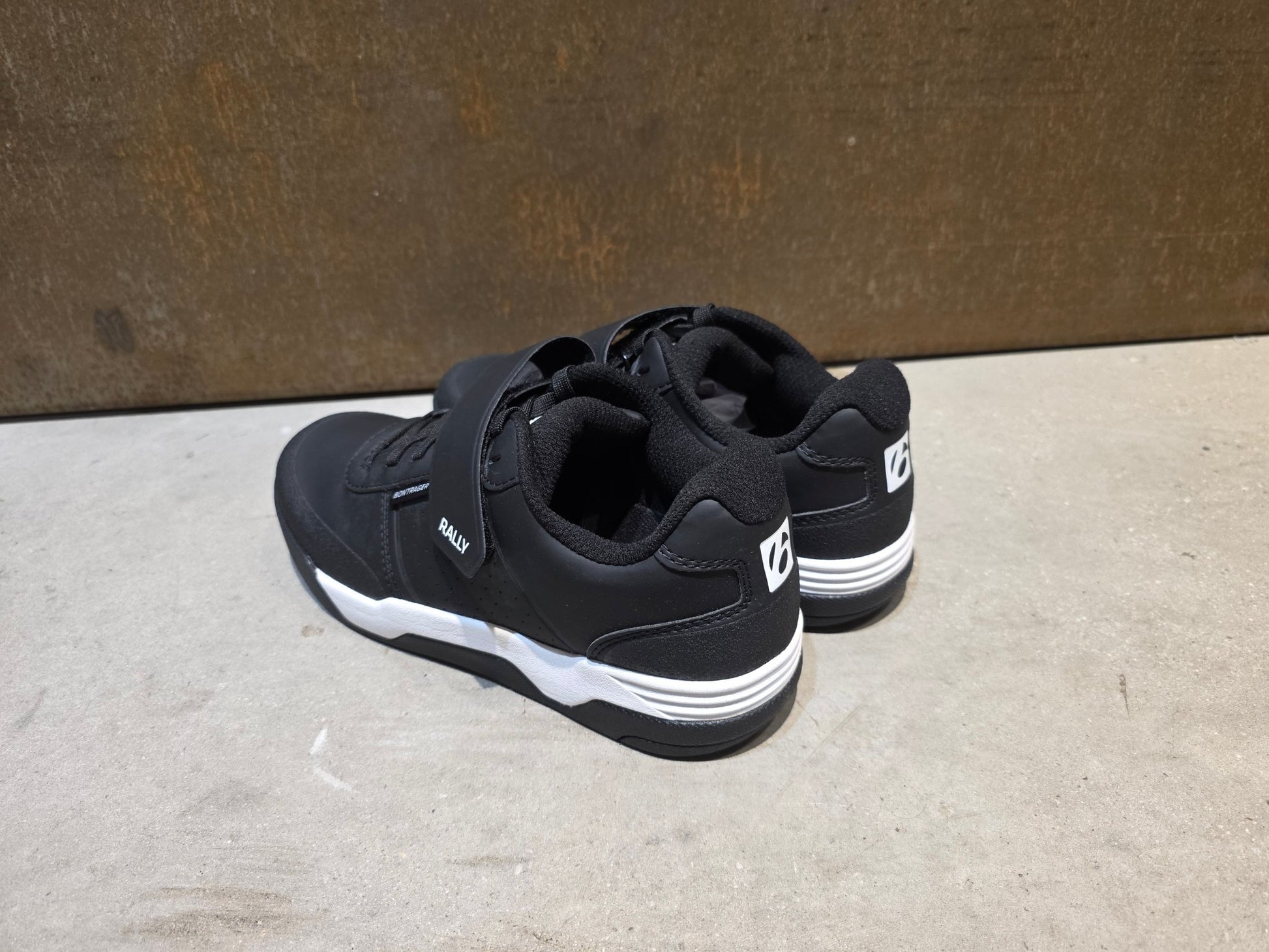 MTB - Herrenschuhe von Trek, TREK RALLY MOUNTAINBIKESCHUH / BLACK vor USEDBIKES - OB.DE Hintergrund