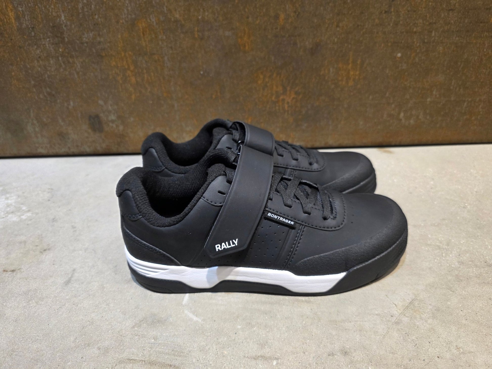 MTB - Herrenschuhe von Trek, TREK RALLY MOUNTAINBIKESCHUH / BLACK vor USEDBIKES - OB.DE Hintergrund