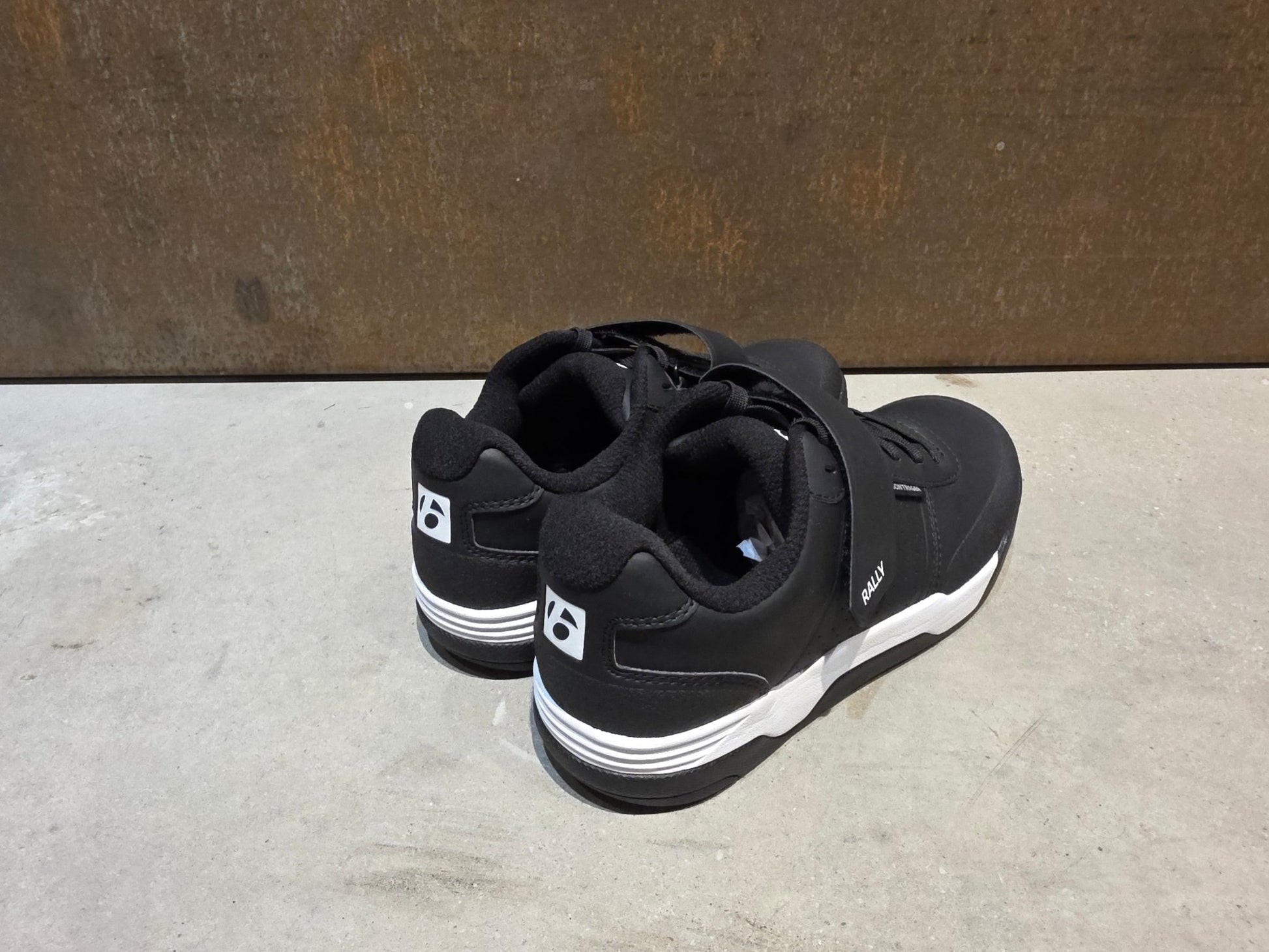 MTB - Herrenschuhe von Trek, TREK RALLY MOUNTAINBIKESCHUH / BLACK vor USEDBIKES - OB.DE Hintergrund