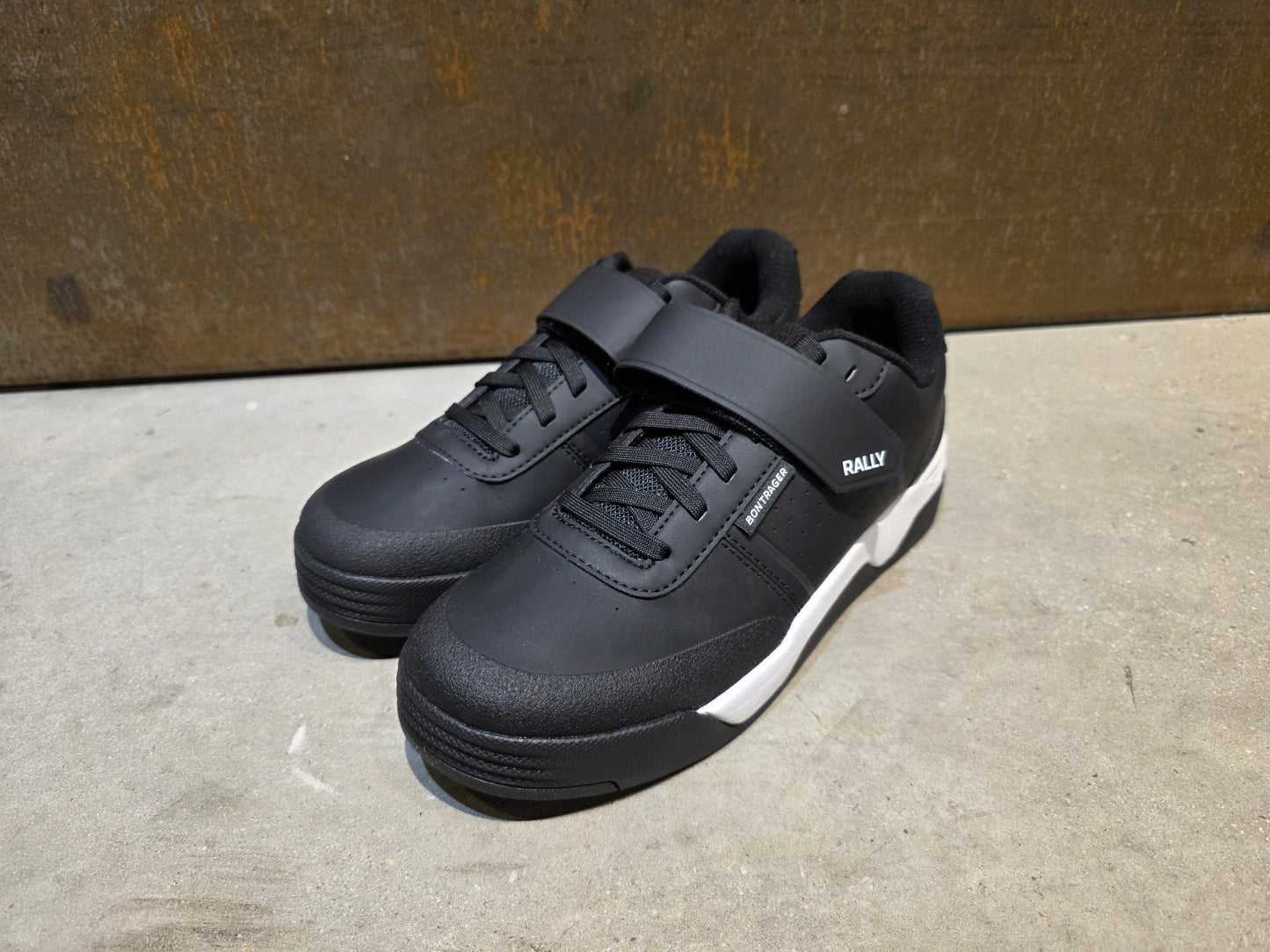 MTB - Herrenschuhe von Trek, TREK RALLY MOUNTAINBIKESCHUH / BLACK vor USEDBIKES - OB.DE Hintergrund