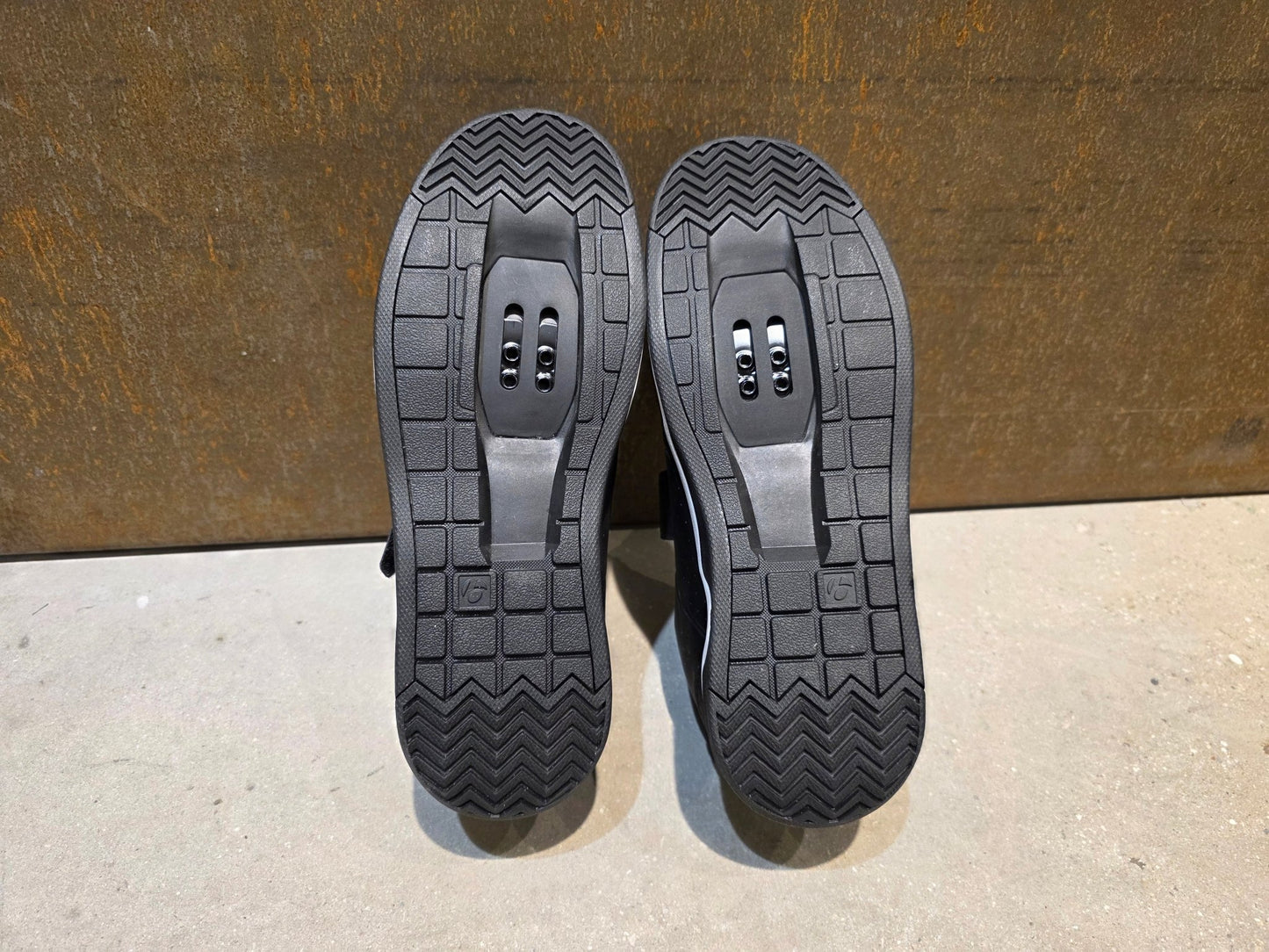 MTB - Herrenschuhe von Trek, TREK RALLY MOUNTAINBIKESCHUH / BLACK vor USEDBIKES - OB.DE Hintergrund
