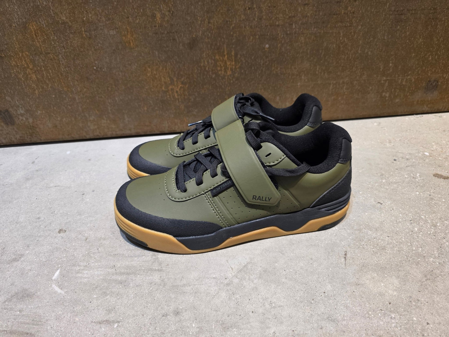 MTB - Herrenschuhe von Trek, TREK RALLY MOUNTAINBIKESCHUH / OLIVE GREY vor USEDBIKES - OB.DE Hintergrund