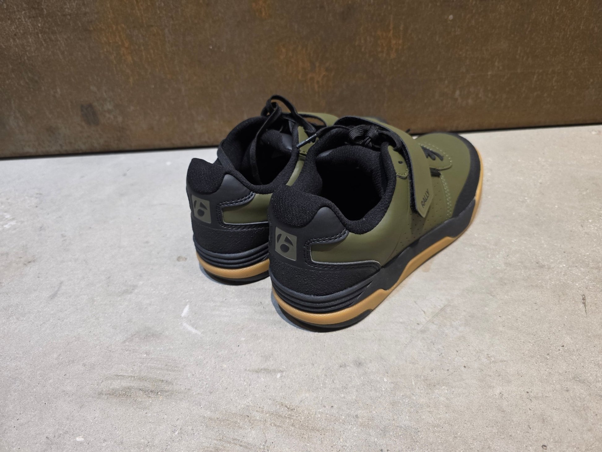 MTB - Herrenschuhe von Trek, TREK RALLY MOUNTAINBIKESCHUH / OLIVE GREY vor USEDBIKES - OB.DE Hintergrund