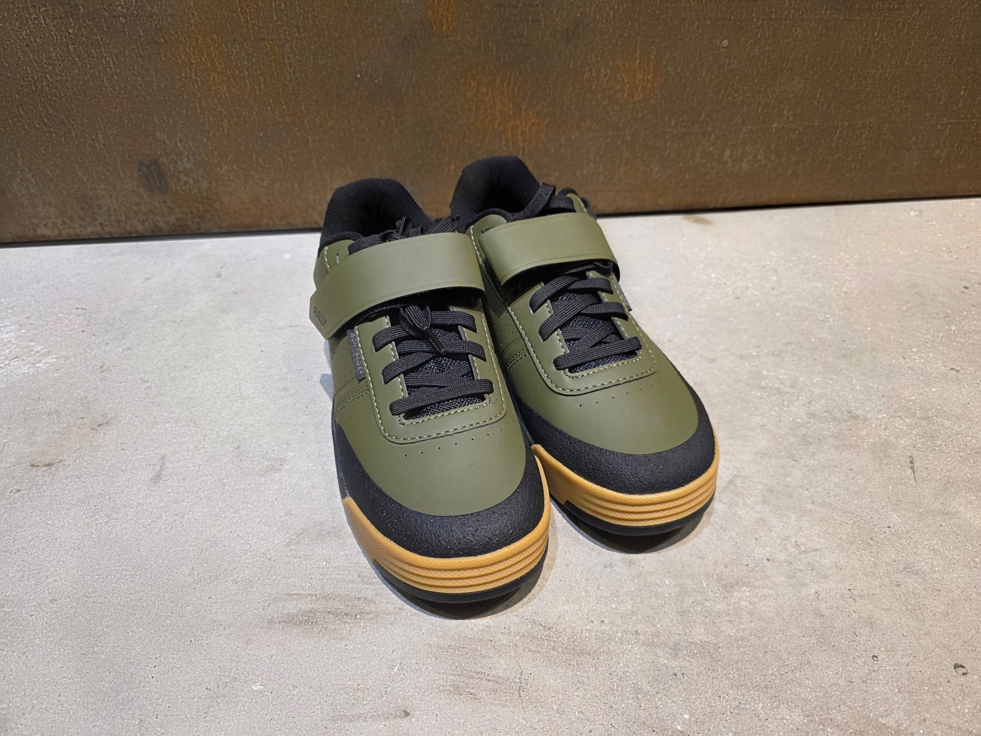 MTB - Herrenschuhe von Trek, TREK RALLY MOUNTAINBIKESCHUH / OLIVE GREY vor USEDBIKES - OB.DE Hintergrund