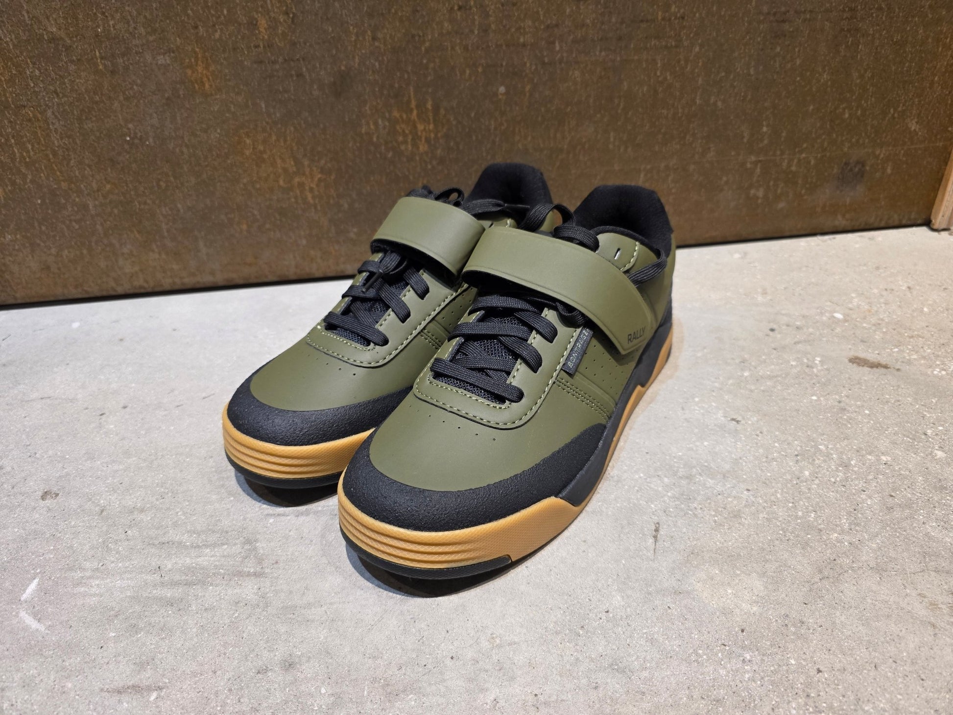 MTB - Herrenschuhe von Trek, TREK RALLY MOUNTAINBIKESCHUH / OLIVE GREY vor USEDBIKES - OB.DE Hintergrund