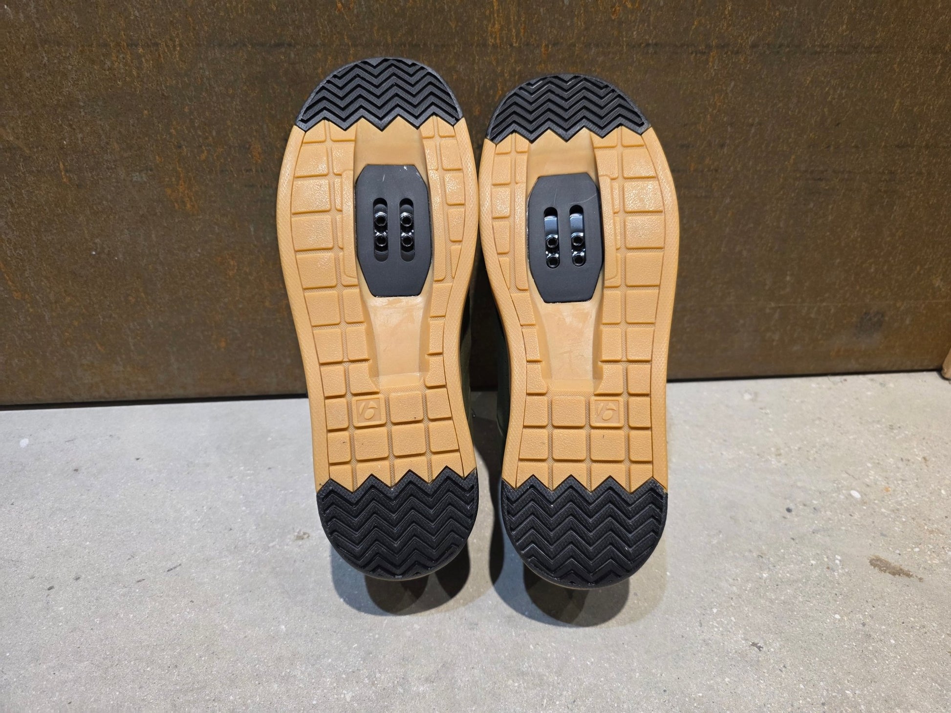 MTB - Herrenschuhe von Trek, TREK RALLY MOUNTAINBIKESCHUH / OLIVE GREY vor USEDBIKES - OB.DE Hintergrund