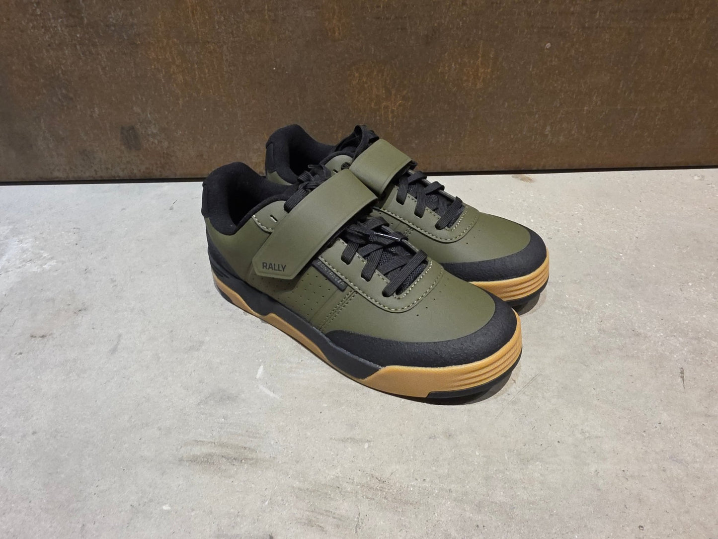 MTB - Herrenschuhe von Trek, TREK RALLY MOUNTAINBIKESCHUH / OLIVE GREY vor USEDBIKES - OB.DE Hintergrund