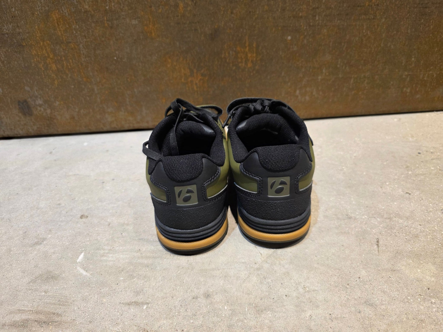 MTB - Herrenschuhe von Trek, TREK RALLY MOUNTAINBIKESCHUH / OLIVE GREY vor USEDBIKES - OB.DE Hintergrund