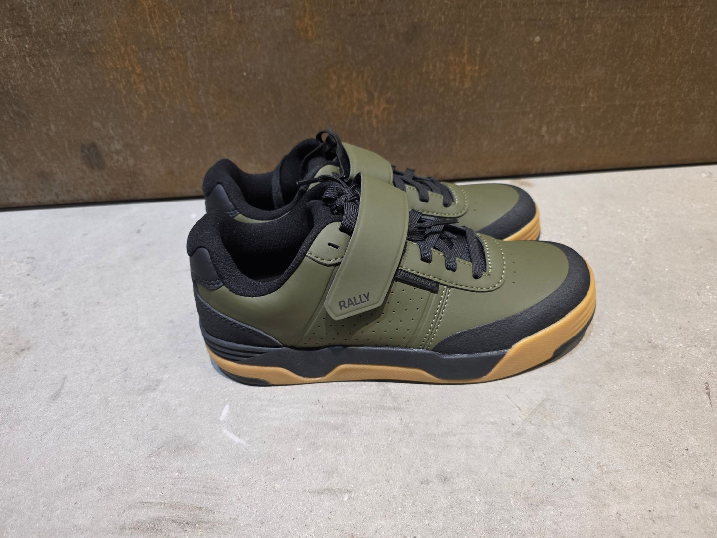 MTB - Herrenschuhe von Trek, TREK RALLY MOUNTAINBIKESCHUH / OLIVE GREY vor USEDBIKES - OB.DE Hintergrund