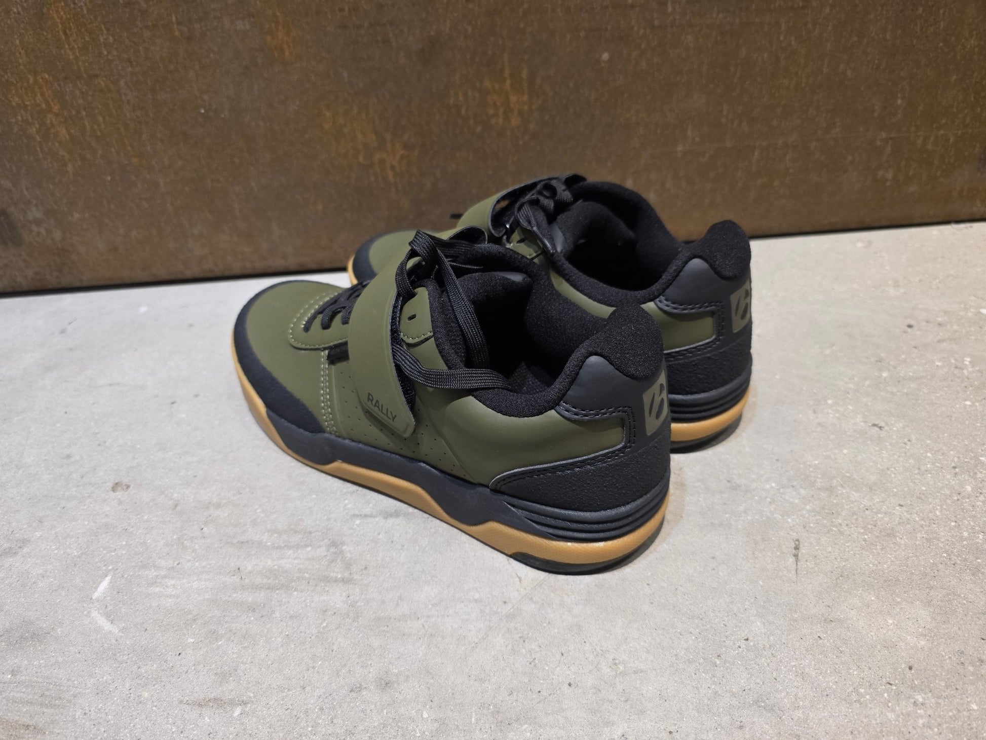 MTB - Herrenschuhe von Trek, TREK RALLY MOUNTAINBIKESCHUH / OLIVE GREY vor USEDBIKES - OB.DE Hintergrund