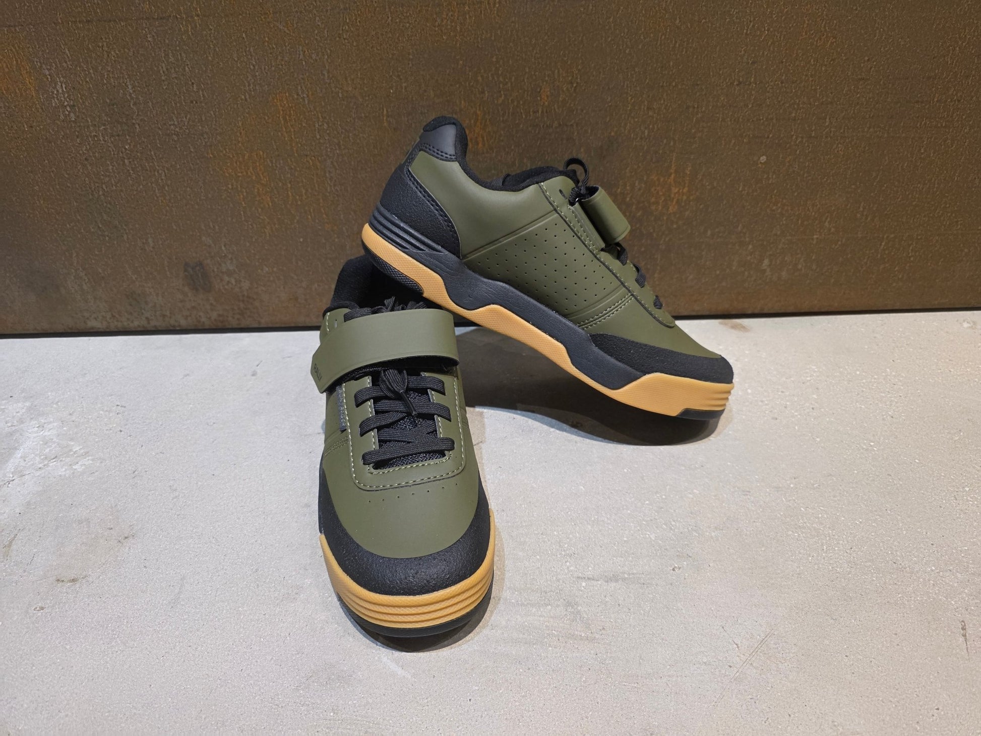 MTB - Herrenschuhe von Trek, TREK RALLY MOUNTAINBIKESCHUH / OLIVE GREY vor USEDBIKES - OB.DE Hintergrund