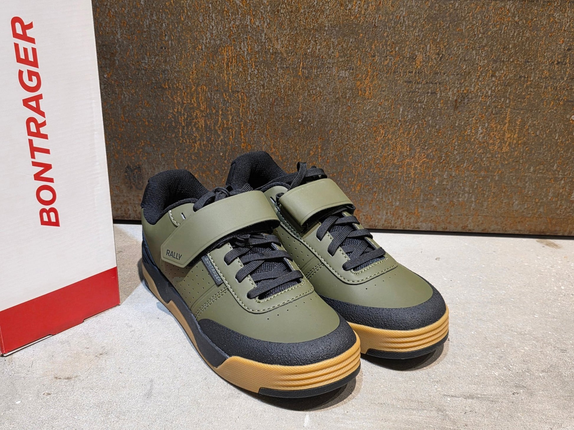 MTB - Herrenschuhe von Trek, TREK RALLY MOUNTAINBIKESCHUH / OLIVE GREY vor USEDBIKES - OB.DE Hintergrund