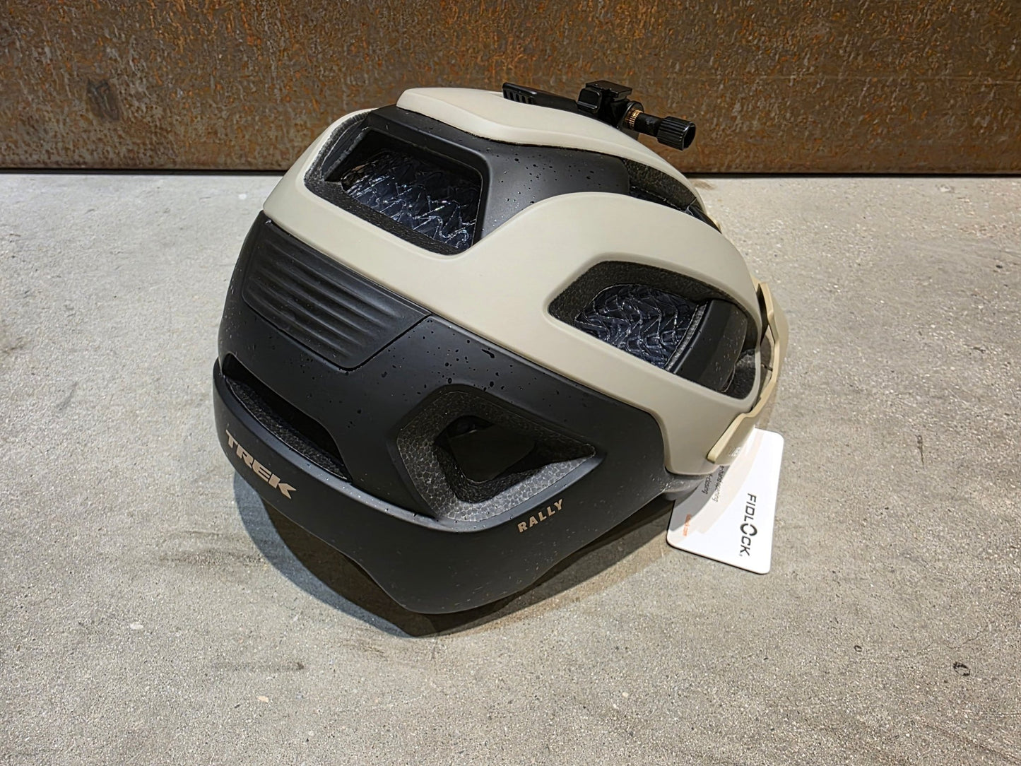 Helme von Trek, TREK RALLY WAVECEL FAHRRADHELM / CHINCHILLA BLACK vor USEDBIKES - OB.DE Hintergrund