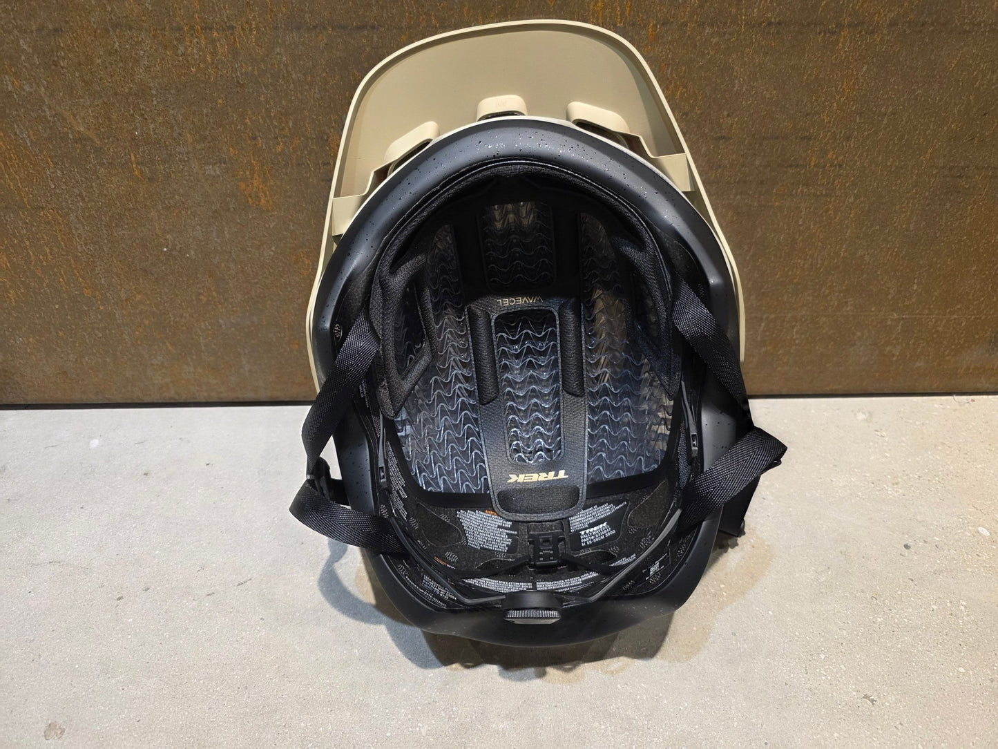 Helme von Trek, TREK RALLY WAVECEL FAHRRADHELM / CHINCHILLA BLACK vor USEDBIKES - OB.DE Hintergrund