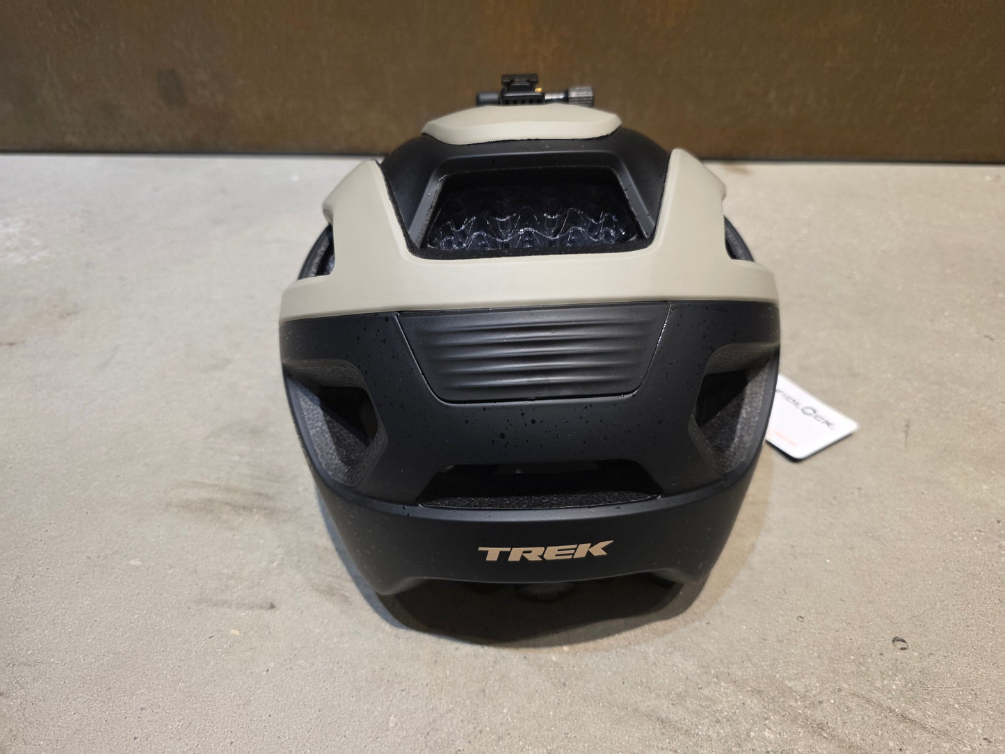 Helme von Trek, TREK RALLY WAVECEL FAHRRADHELM / CHINCHILLA BLACK vor USEDBIKES - OB.DE Hintergrund