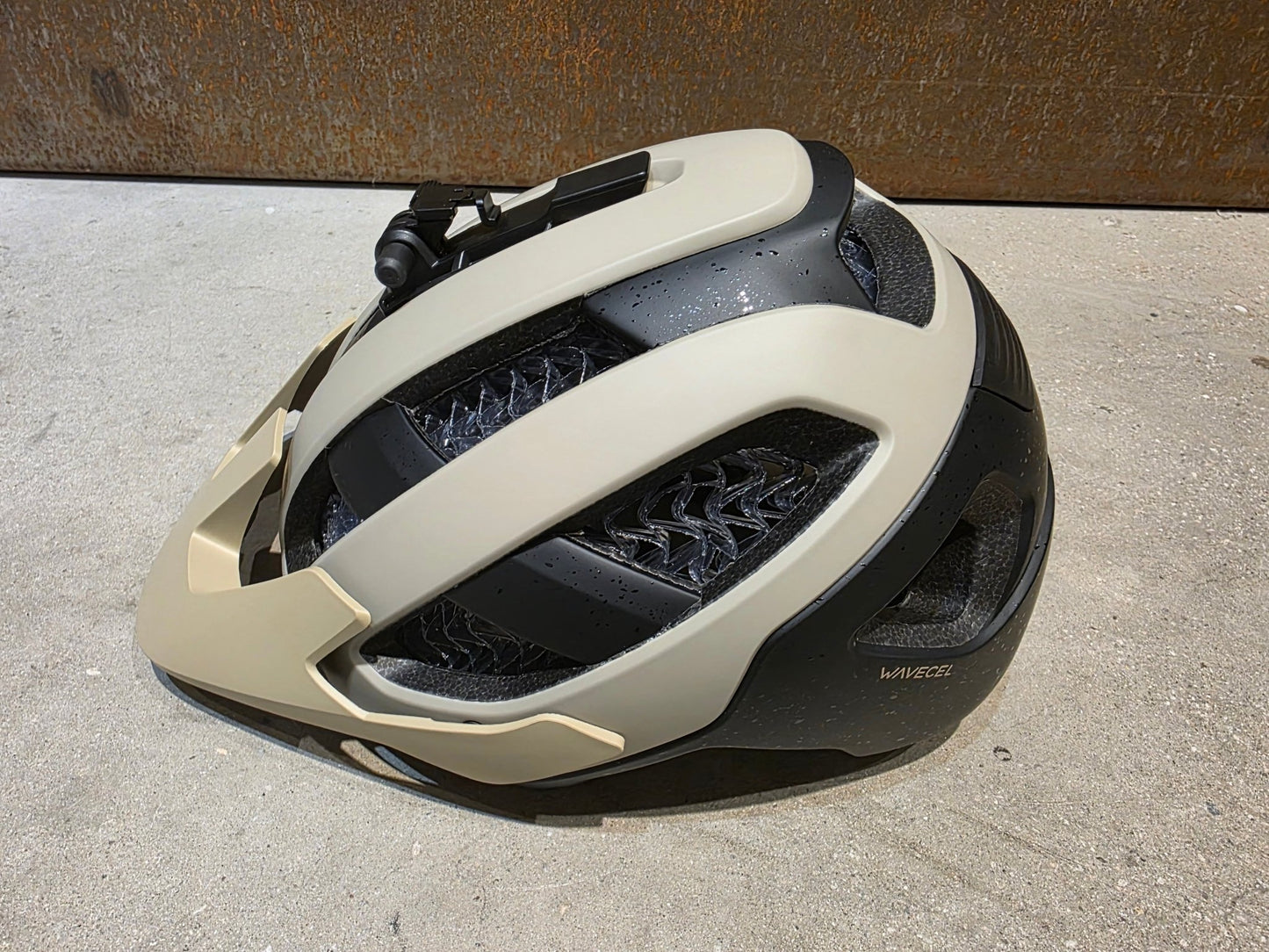 Helme von Trek, TREK RALLY WAVECEL FAHRRADHELM / CHINCHILLA BLACK vor USEDBIKES - OB.DE Hintergrund