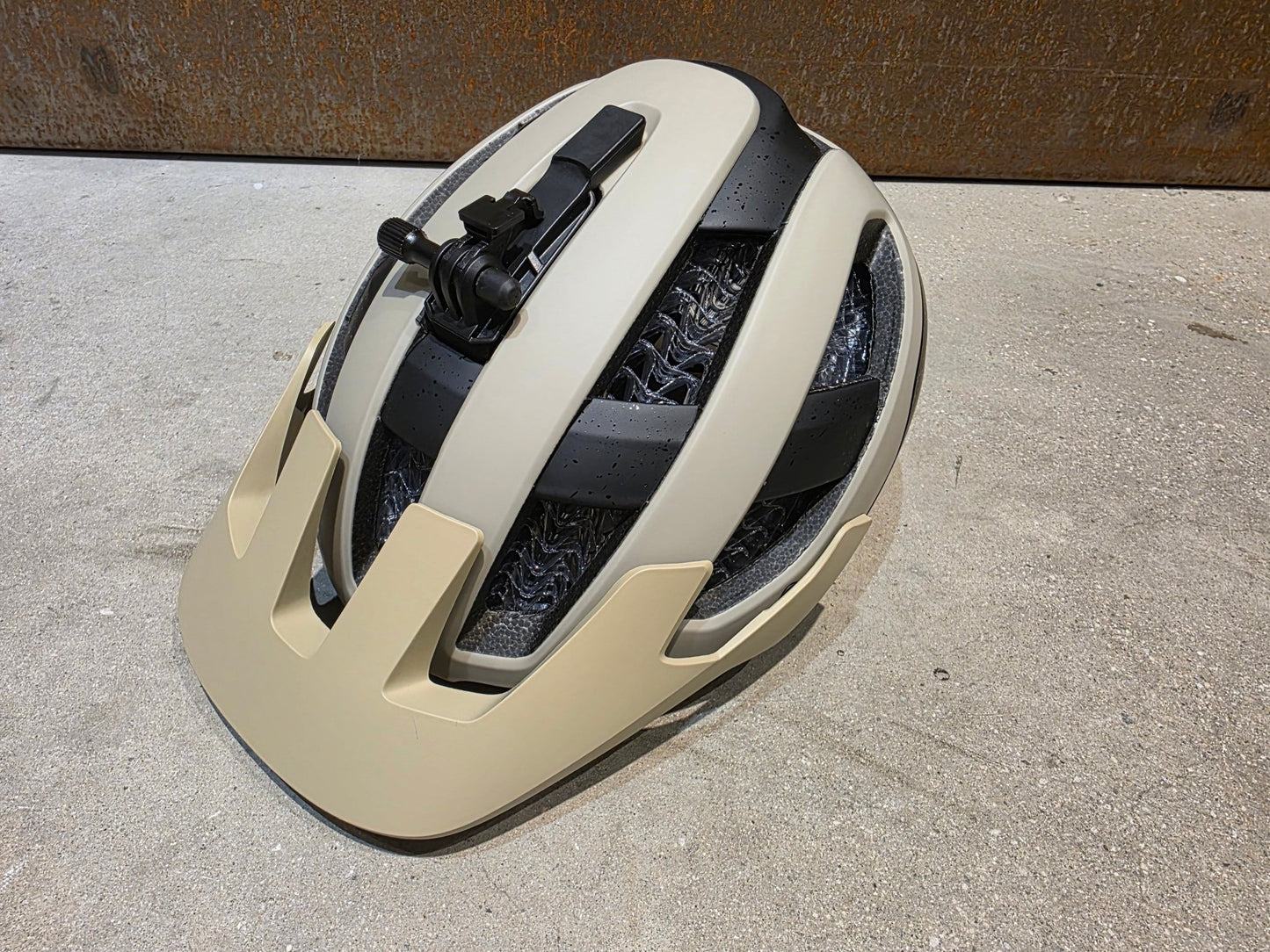 Helme von Trek, TREK RALLY WAVECEL FAHRRADHELM / CHINCHILLA BLACK vor USEDBIKES - OB.DE Hintergrund