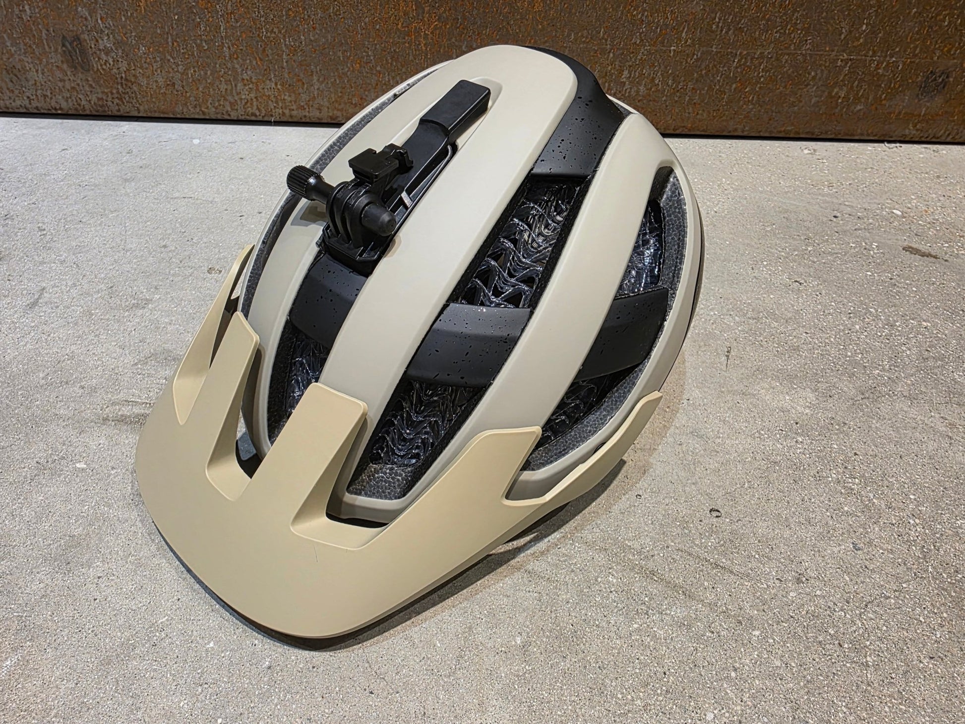 Helme von Trek, TREK RALLY WAVECEL FAHRRADHELM / CHINCHILLA BLACK vor USEDBIKES - OB.DE Hintergrund