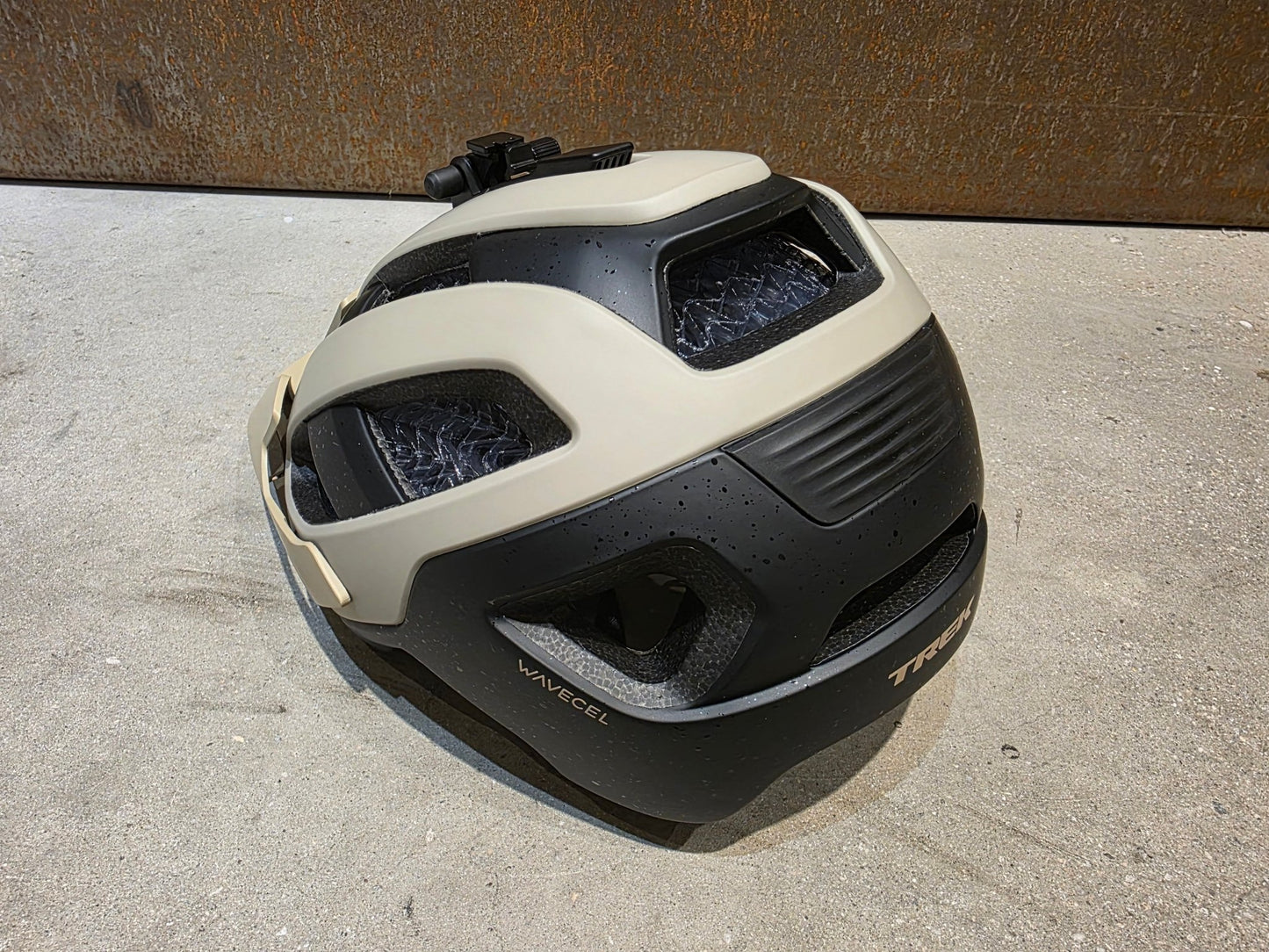 Helme von Trek, TREK RALLY WAVECEL FAHRRADHELM / CHINCHILLA BLACK vor USEDBIKES - OB.DE Hintergrund
