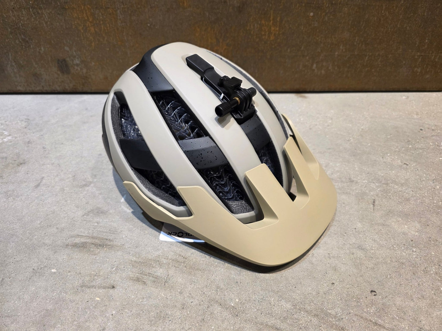 Helme von Trek, TREK RALLY WAVECEL FAHRRADHELM / CHINCHILLA BLACK vor USEDBIKES - OB.DE Hintergrund