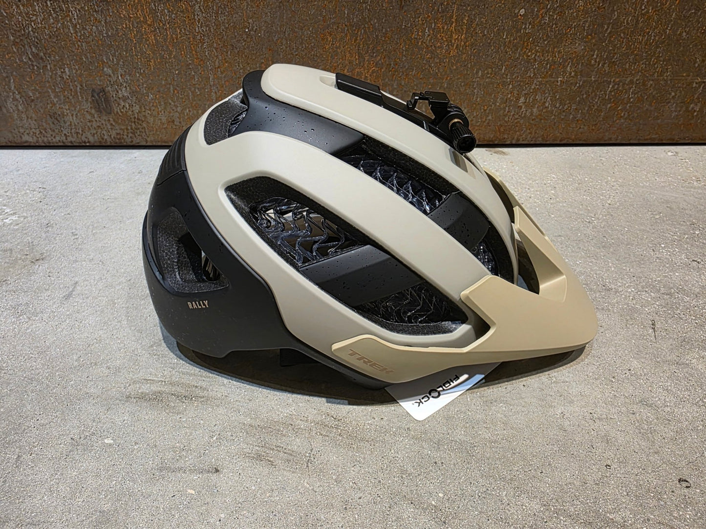 Helme von Trek, TREK RALLY WAVECEL FAHRRADHELM / CHINCHILLA BLACK vor USEDBIKES - OB.DE Hintergrund