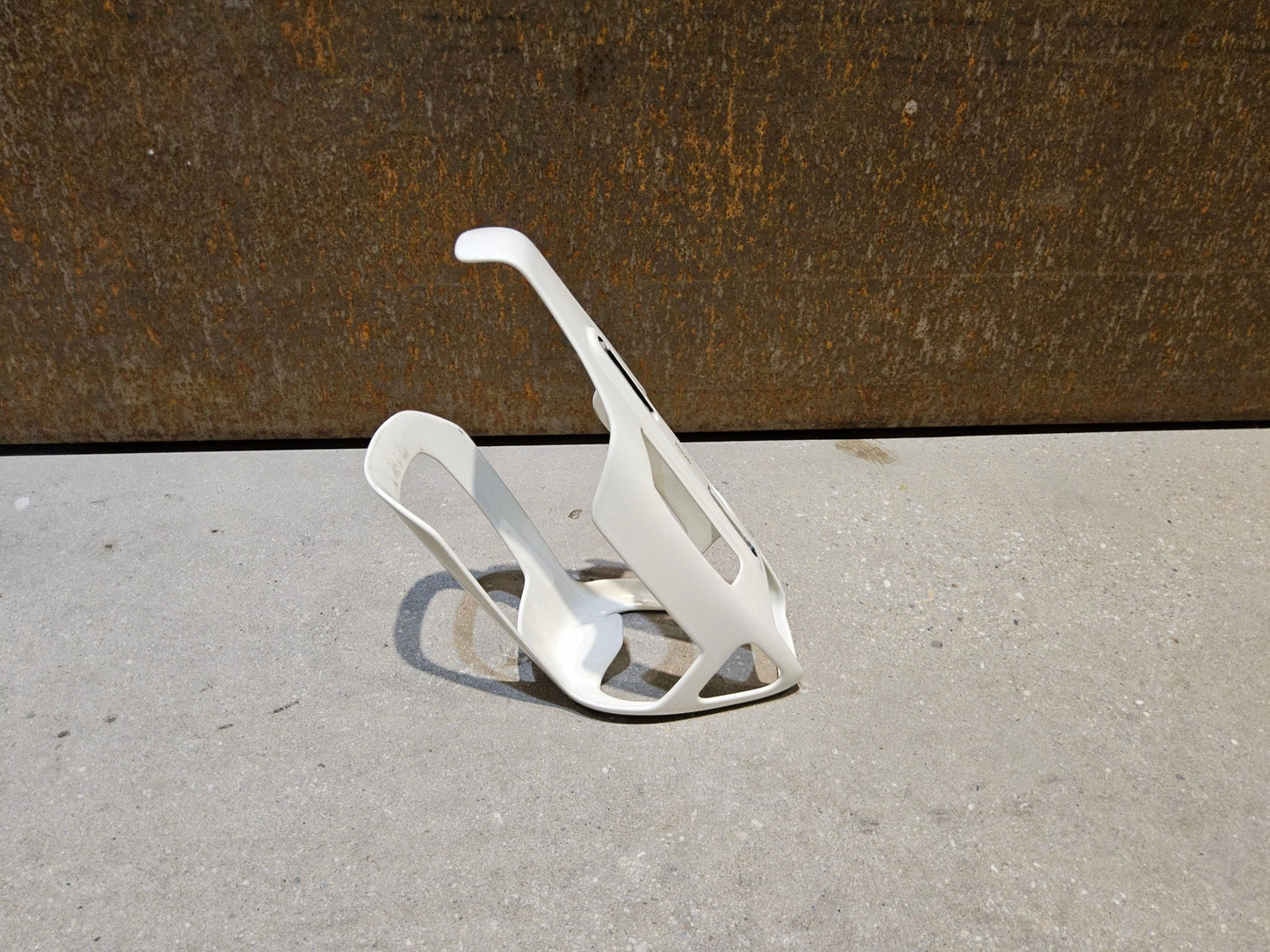 Trinkflaschen und Halter von Trek, TREK RSL AERO CARBON FLASCHENHALTER / ERA WHITE/GREY vor USEDBIKES - OB.DE Hintergrund
