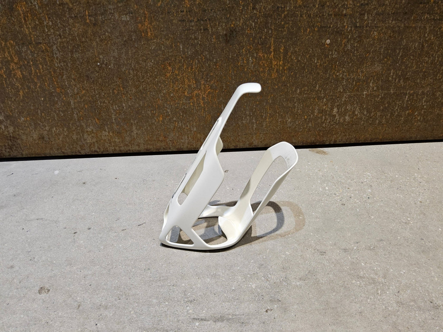 Trinkflaschen und Halter von Trek, TREK RSL AERO CARBON FLASCHENHALTER / ERA WHITE/GREY vor USEDBIKES - OB.DE Hintergrund