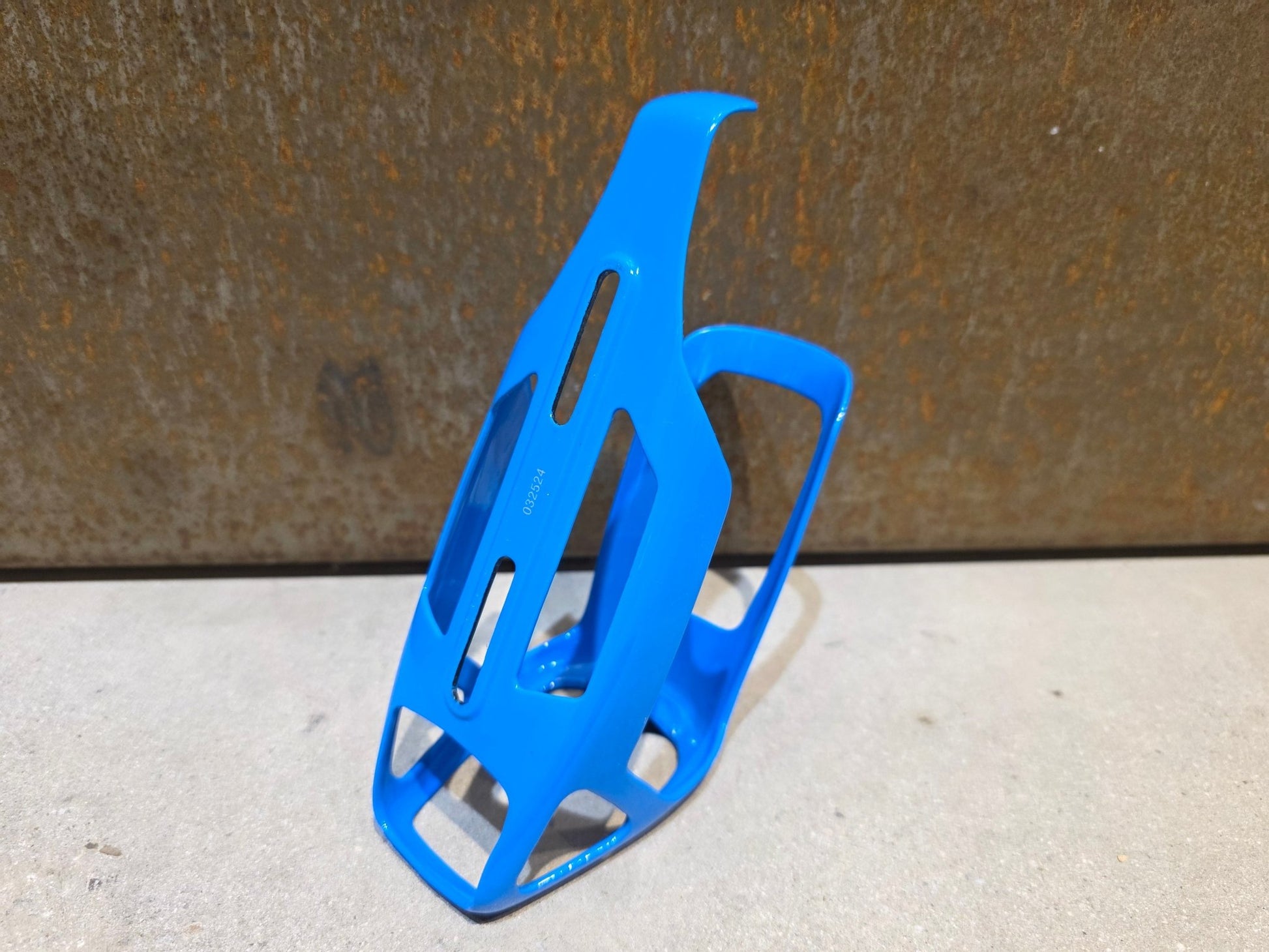 Trinkflaschen und Halter von Trek, TREK RSL AERO CARBON FLASCHENHALTER / WATERLOO BLUE in variant_title vor USEDBIKES - OB.DE Hintergrund