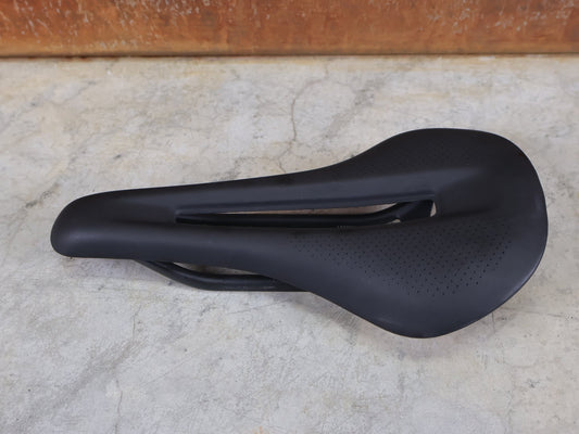 Sattel von Bontrager, TREK RSL CARBON – LIDL - TREK PROFI - TEAM SONDERPRODUKTION FAHRADSATTEL 135MM vor USEDBIKES - OB.DE Hintergrund