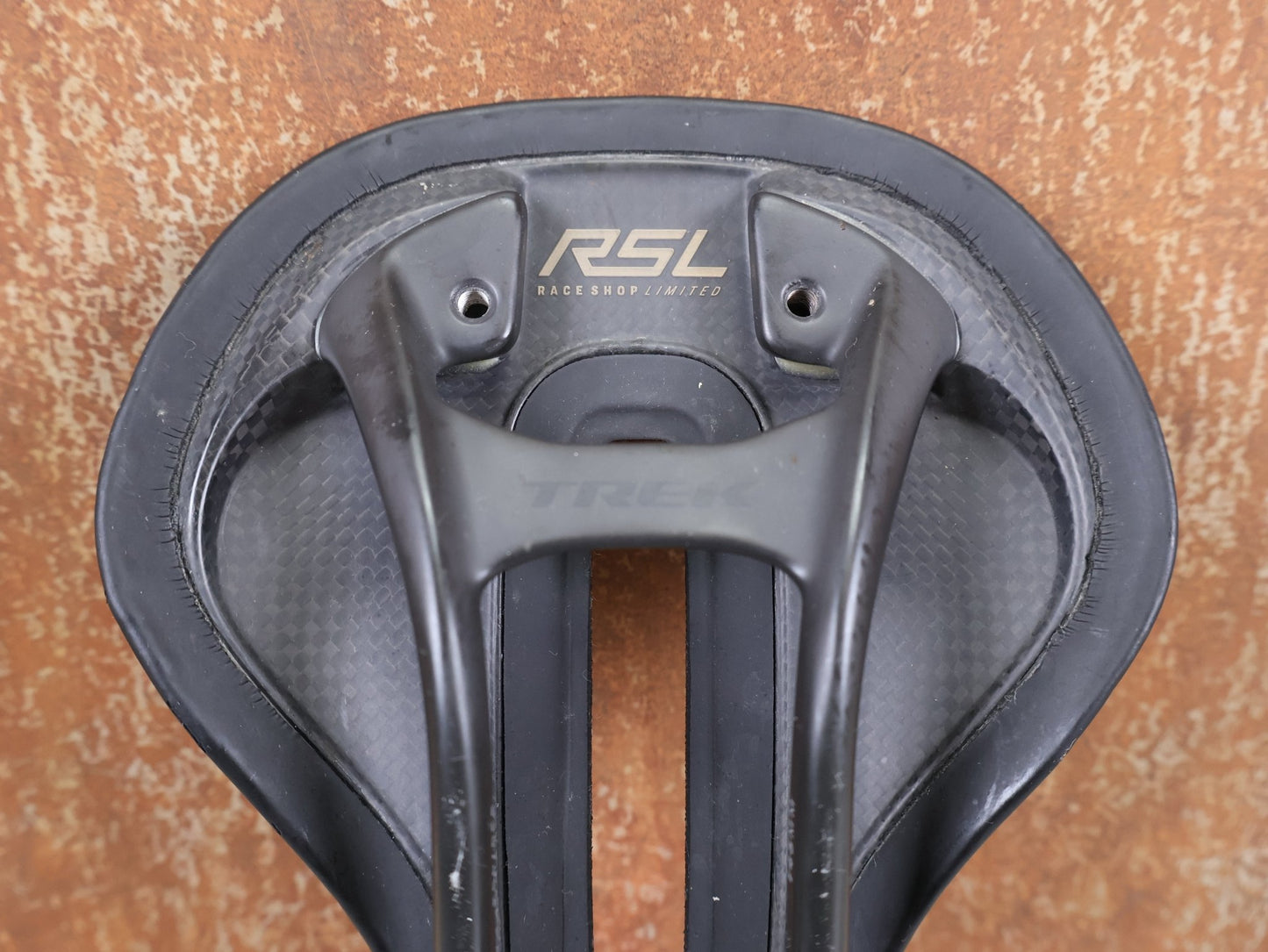 Sattel von Bontrager, TREK RSL CARBON – LIDL - TREK PROFI - TEAM SONDERPRODUKTION FAHRADSATTEL 145MM vor USEDBIKES - OB.DE Hintergrund