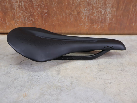 Sattel von Bontrager, TREK RSL CARBON – LIDL - TREK PROFI - TEAM SONDERPRODUKTION FAHRRADSATTEL 145MM vor USEDBIKES - OB.DE Hintergrund