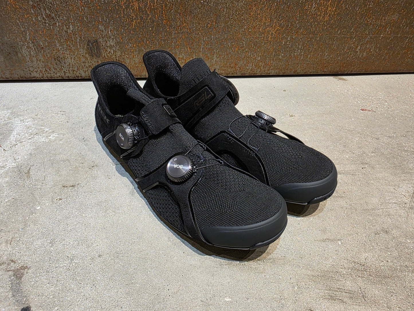RR - Herrenschuhe von Trek, TREK RSL KNIT RENNRADSCHUH / BLACK GUNMETAL vor USEDBIKES - OB.DE Hintergrund
