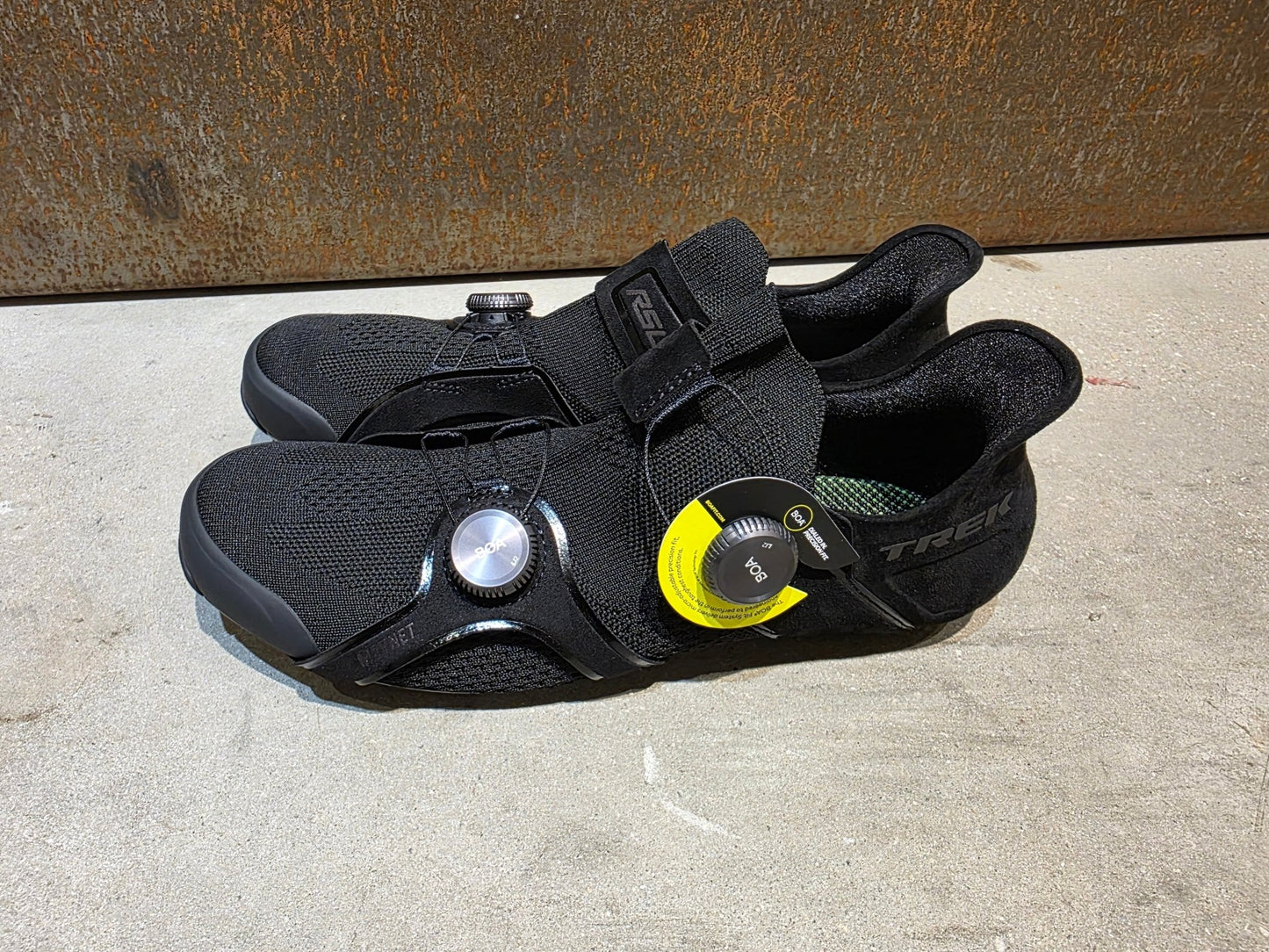 RR - Herrenschuhe von Trek, TREK RSL KNIT RENNRADSCHUH / BLACK GUNMETAL vor USEDBIKES - OB.DE Hintergrund