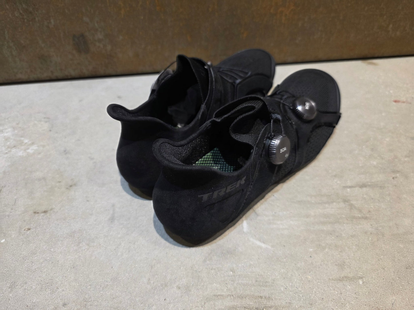 RR - Herrenschuhe von Trek, TREK RSL KNIT RENNRADSCHUH / BLACK GUNMETAL vor USEDBIKES - OB.DE Hintergrund