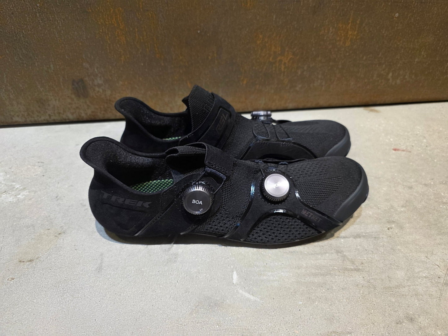 RR - Herrenschuhe von Trek, TREK RSL KNIT RENNRADSCHUH / BLACK GUNMETAL vor USEDBIKES - OB.DE Hintergrund