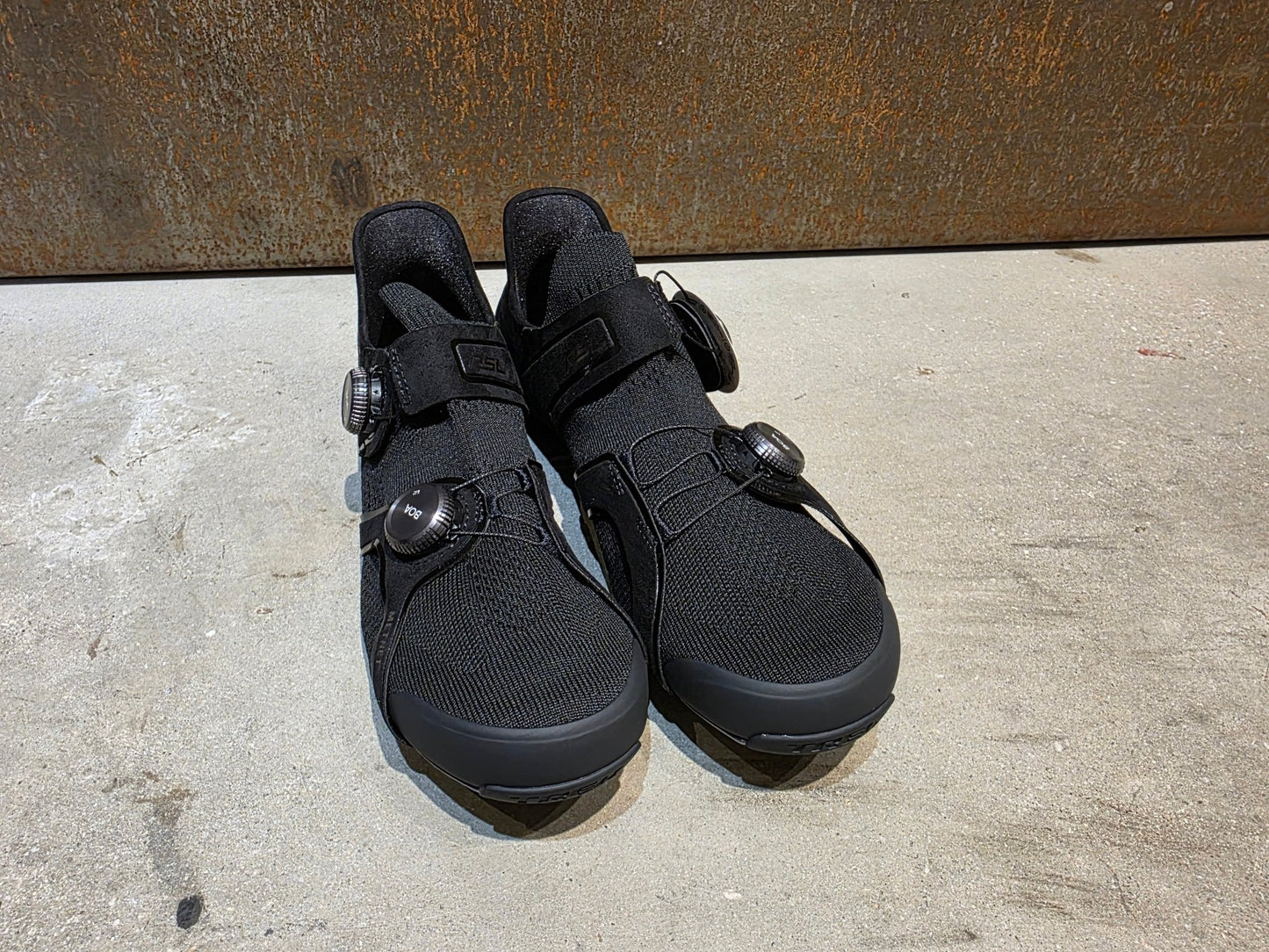 RR - Herrenschuhe von Trek, TREK RSL KNIT RENNRADSCHUH / BLACK GUNMETAL vor USEDBIKES - OB.DE Hintergrund