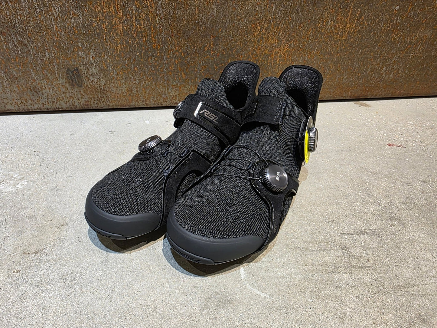 RR - Herrenschuhe von Trek, TREK RSL KNIT RENNRADSCHUH / BLACK GUNMETAL vor USEDBIKES - OB.DE Hintergrund