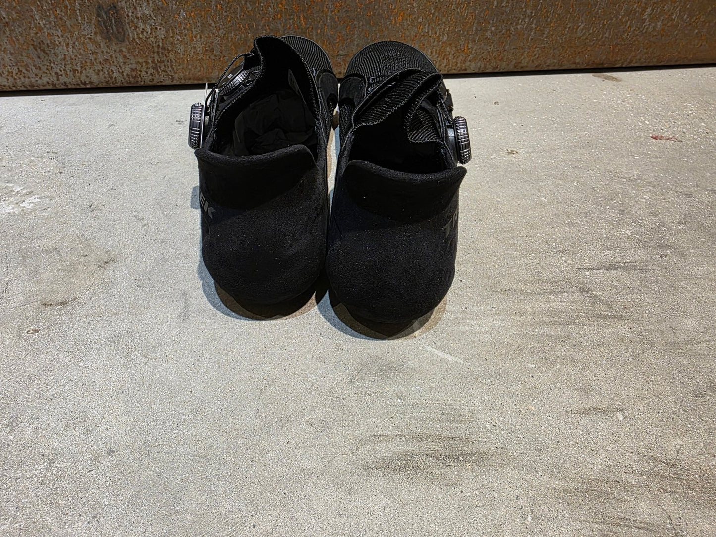 RR - Herrenschuhe von Trek, TREK RSL KNIT RENNRADSCHUH / BLACK GUNMETAL vor USEDBIKES - OB.DE Hintergrund
