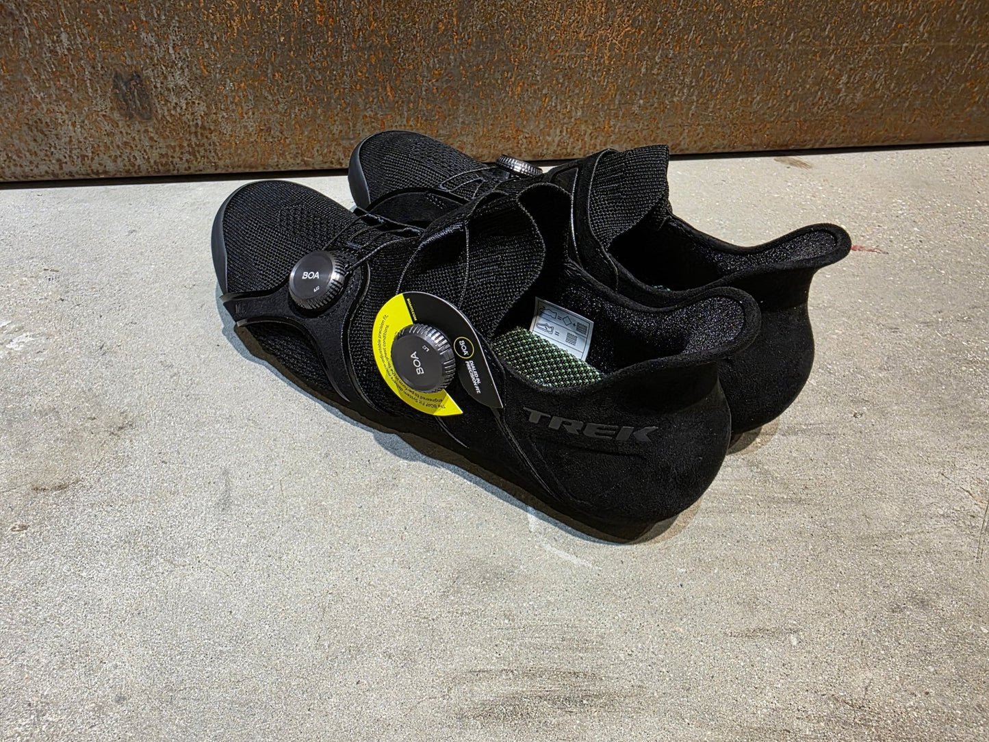 RR - Herrenschuhe von Trek, TREK RSL KNIT RENNRADSCHUH / BLACK GUNMETAL vor USEDBIKES - OB.DE Hintergrund