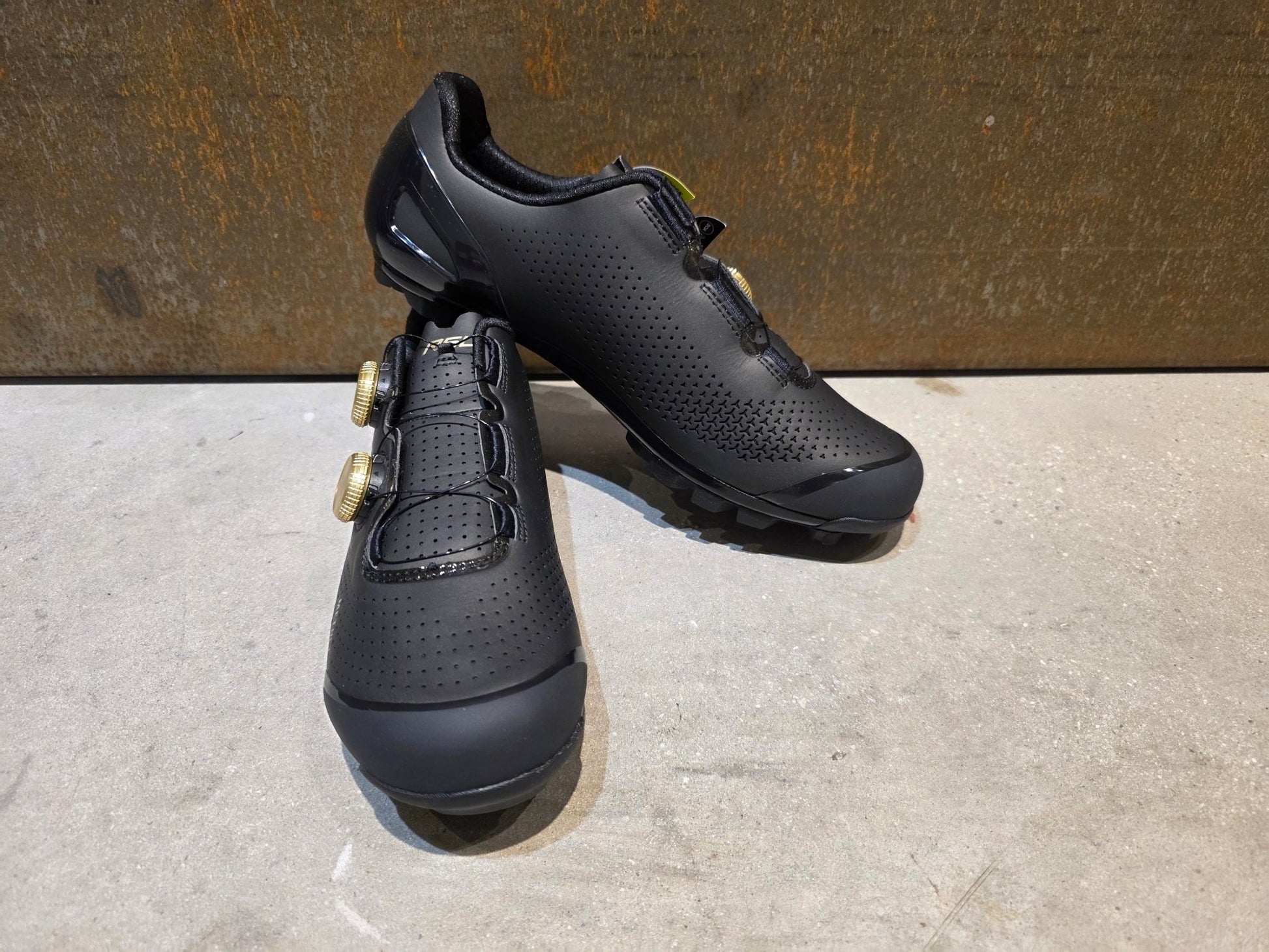 MTB - Herrenschuhe von Trek, TREK RSL MOUNTAIN BIKESCHUH / BLACK GOLD vor USEDBIKES - OB.DE Hintergrund