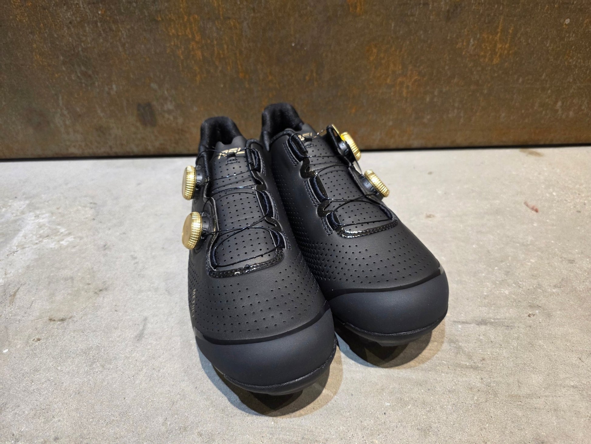 MTB - Herrenschuhe von Trek, TREK RSL MOUNTAIN BIKESCHUH / BLACK GOLD vor USEDBIKES - OB.DE Hintergrund