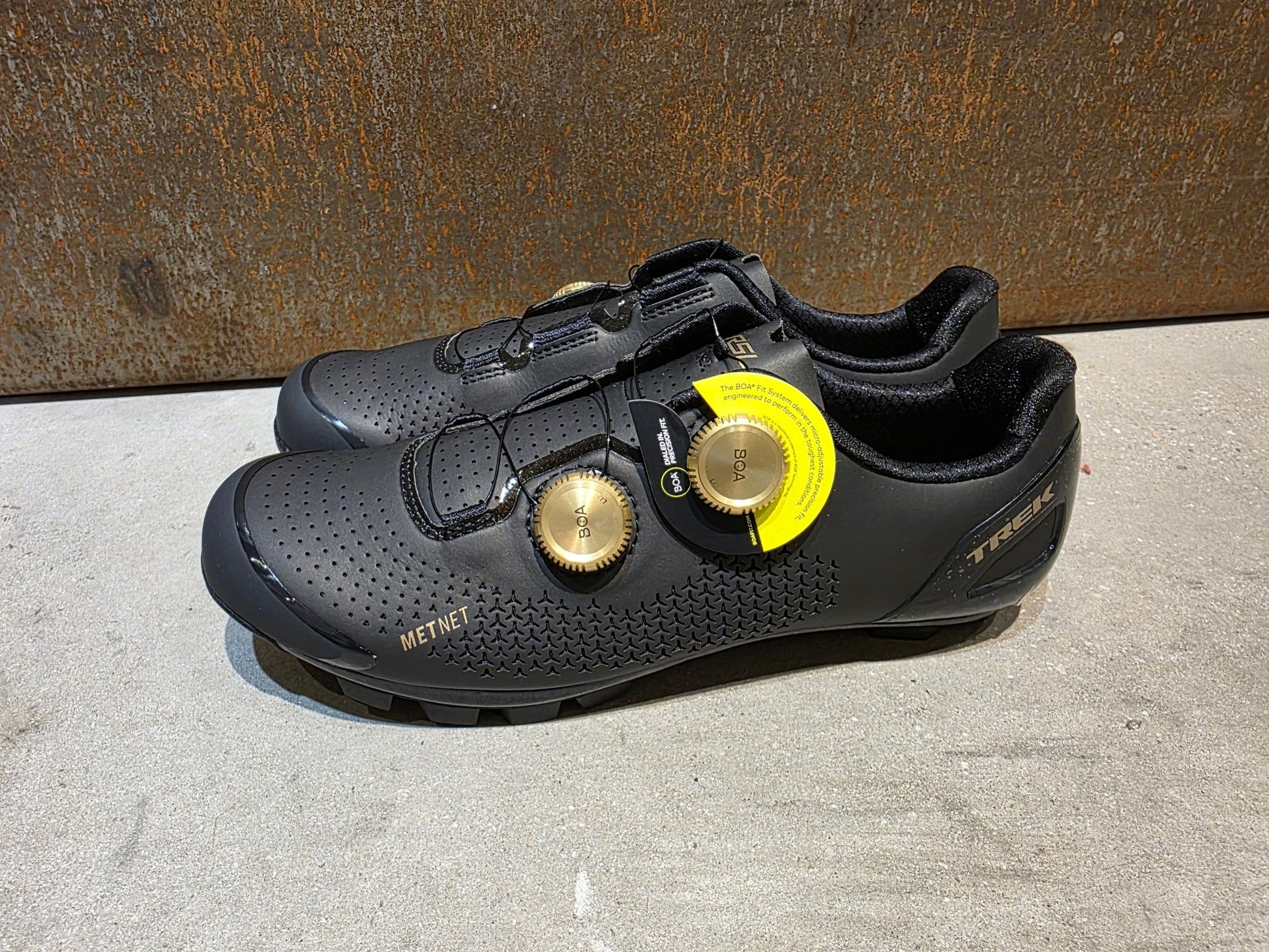 MTB - Herrenschuhe von Trek, TREK RSL MOUNTAIN BIKESCHUH / BLACK GOLD vor USEDBIKES - OB.DE Hintergrund